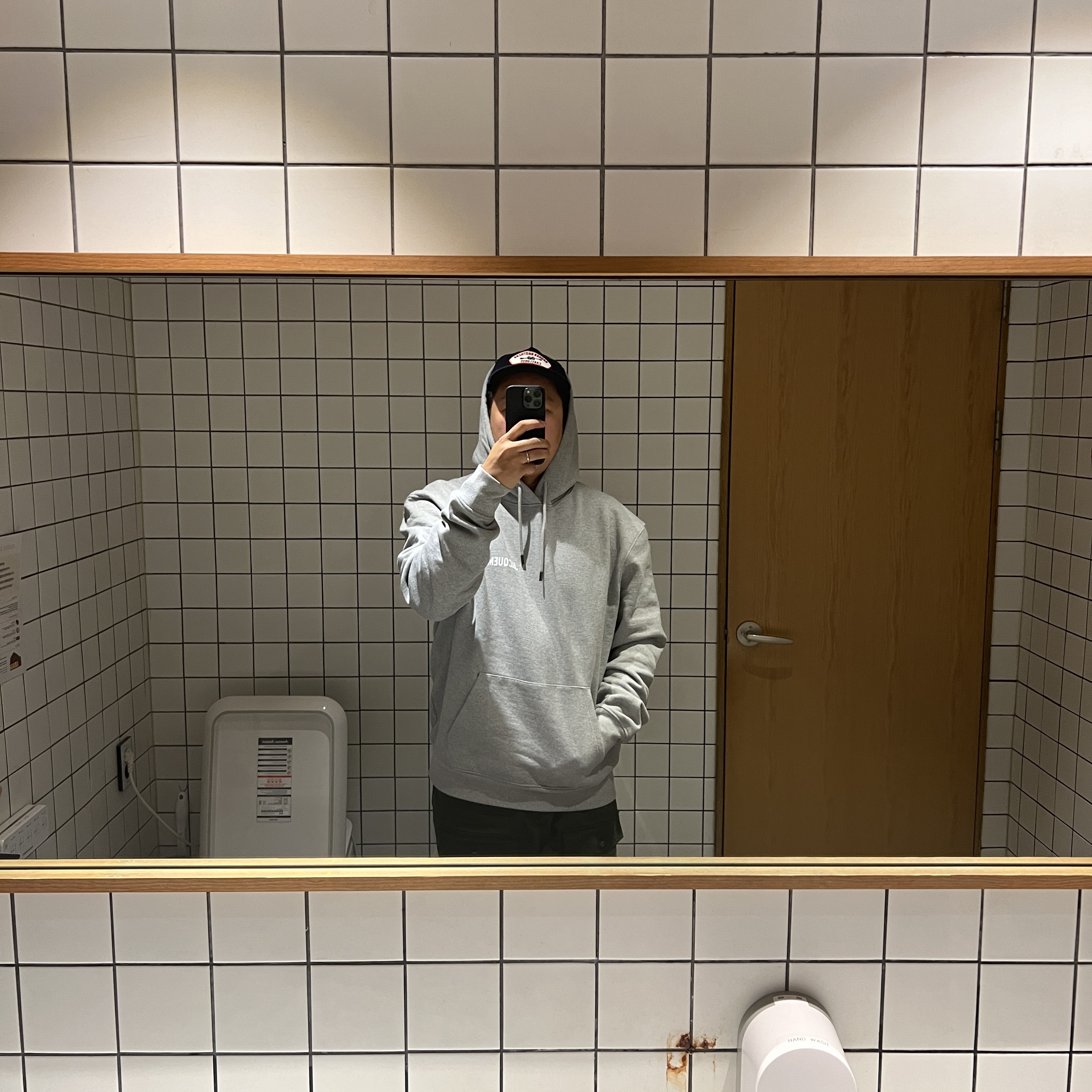 Jacquemus Le Sweatshirt Printed Logo Hoodie Grey 착용 스타일