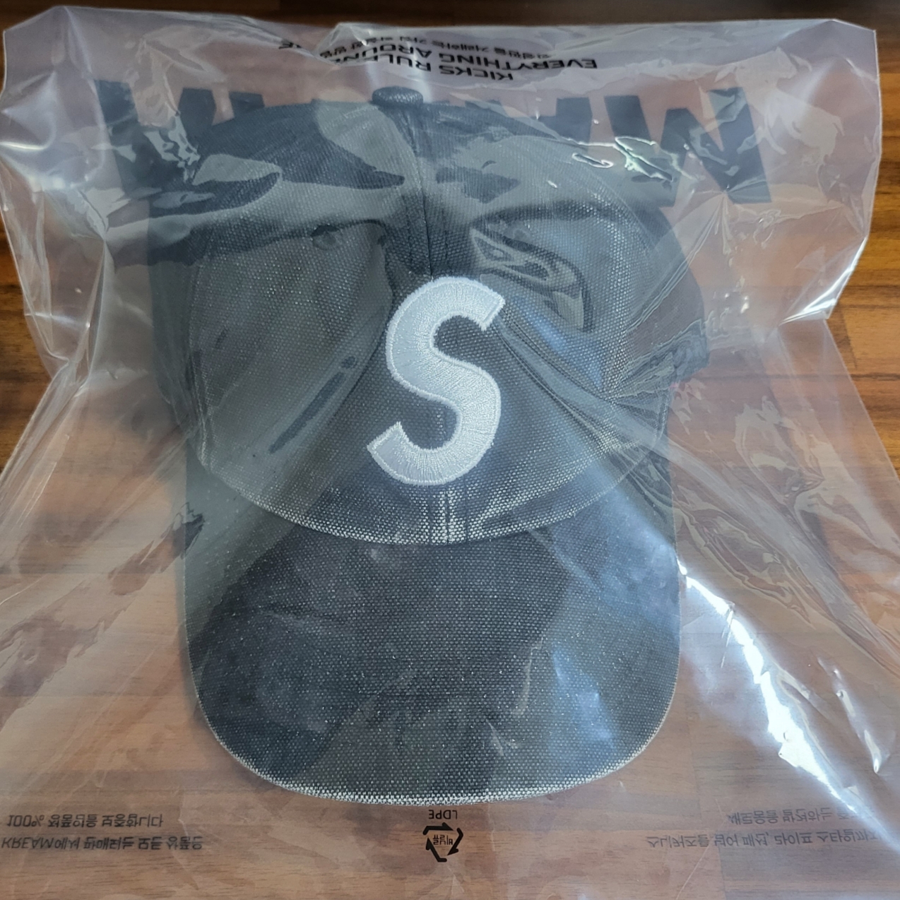 Supreme Pigment Canvas S Logo 6-Panel Black - 23SS 착용 스타일