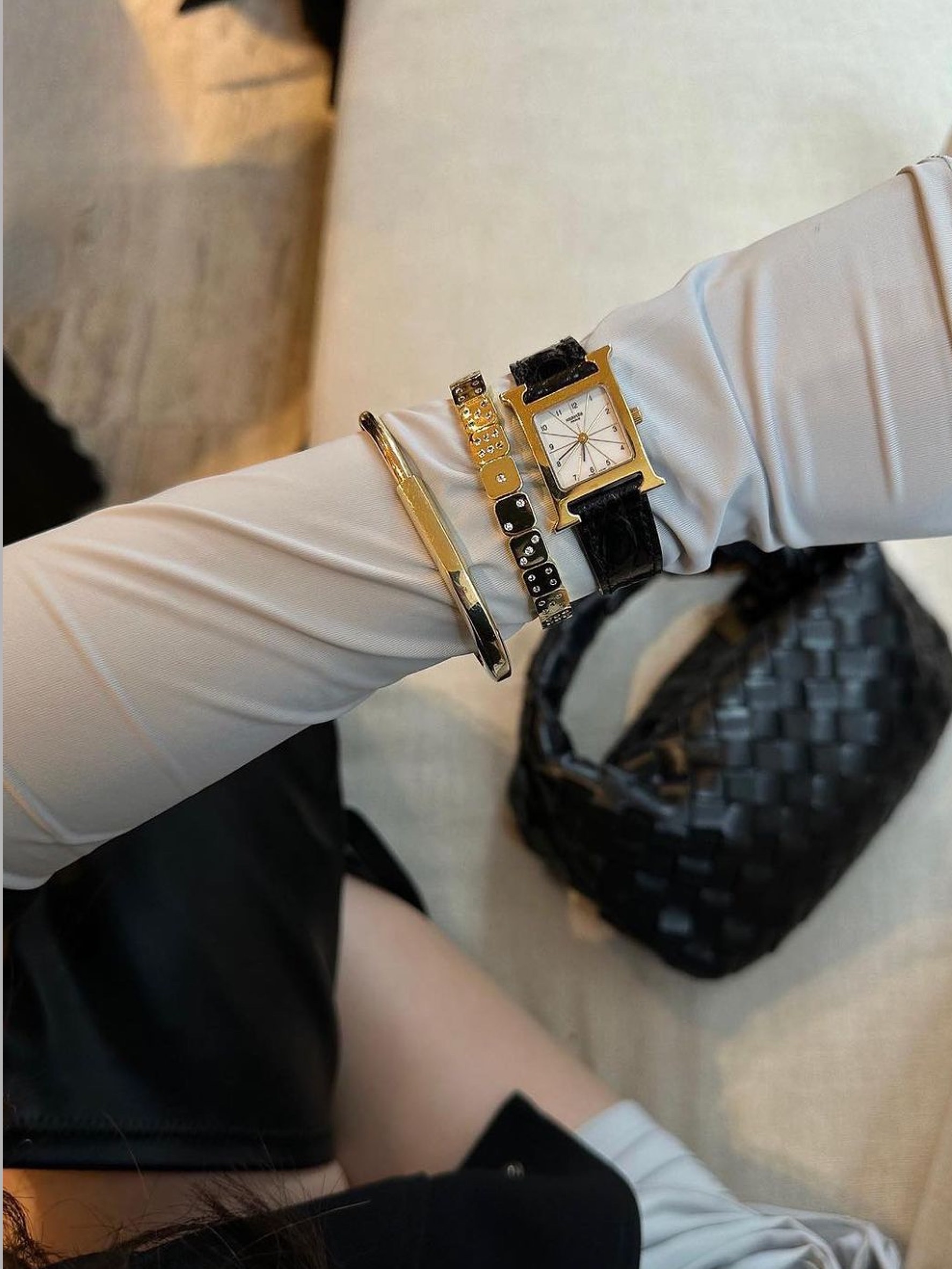 Hermes Heure H Watch Small Gold Epsom Strap & Yellow Gold Steel, Hermes Heure H Watch Small Black Epsom Strap & Yellow Gold Steel 착용 스타일 - 2