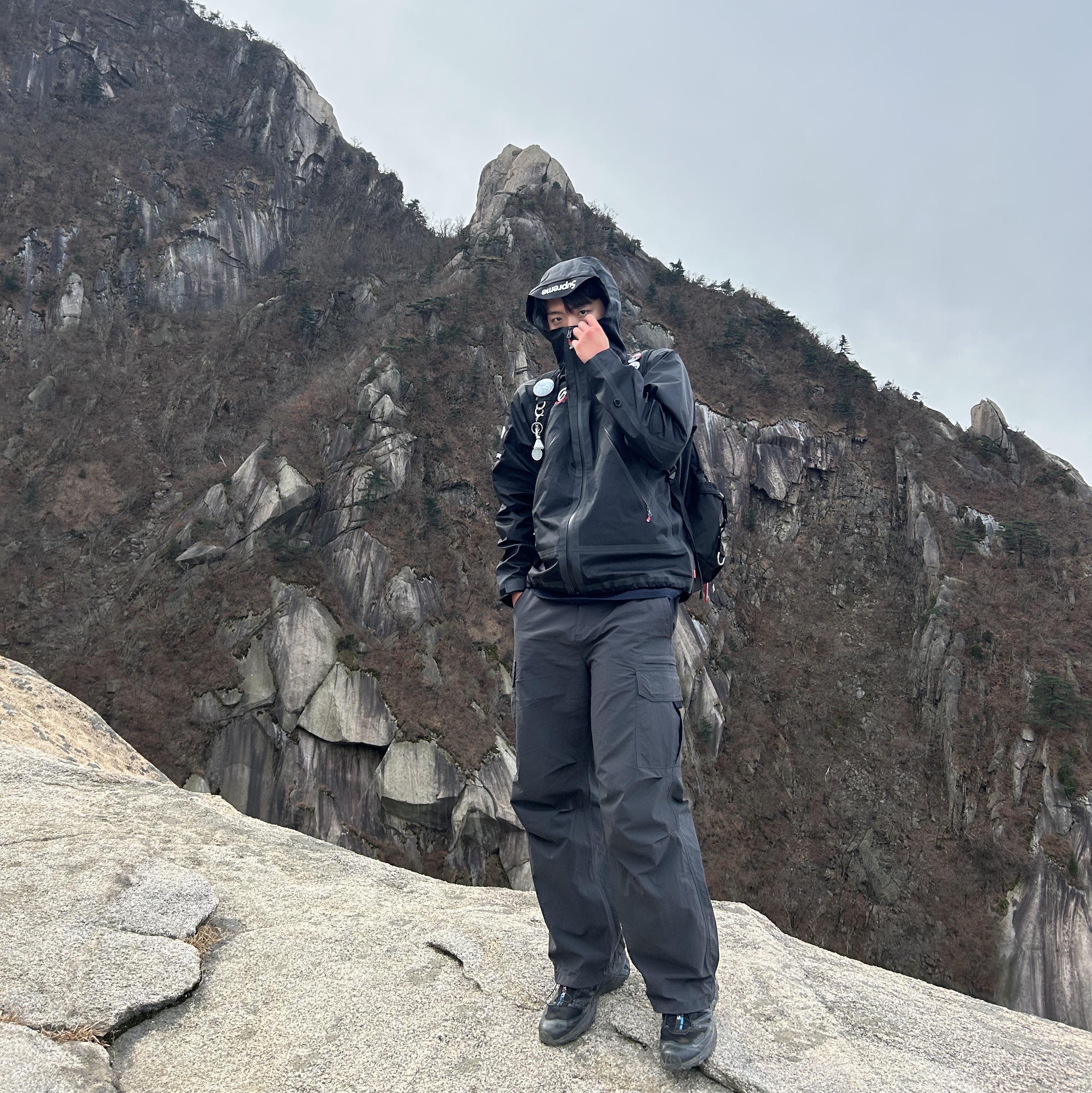 Supreme x The North Face Summit Series Outer Tape Seam Jacket Black - 21SS 착용 스타일 - 2