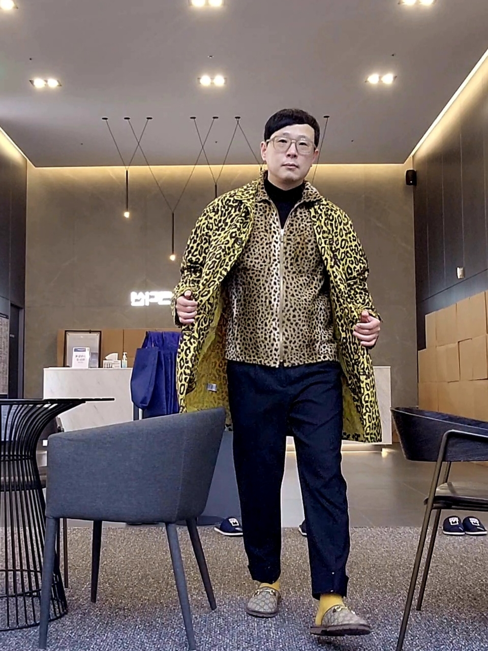 Supreme x Hysteric Glamour Leopard Trench Tan - 21SS, Gucci GG Slipper with Horsebit Beige Blue 착용 스타일 - 1