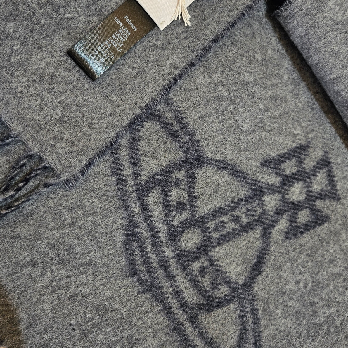 Vivienne Westwood Double Face Single Orb Muffler Navy Blue, Vivienne Westwood Two Side Single Orb Muffler Navy Blue 착용 스타일 - 2