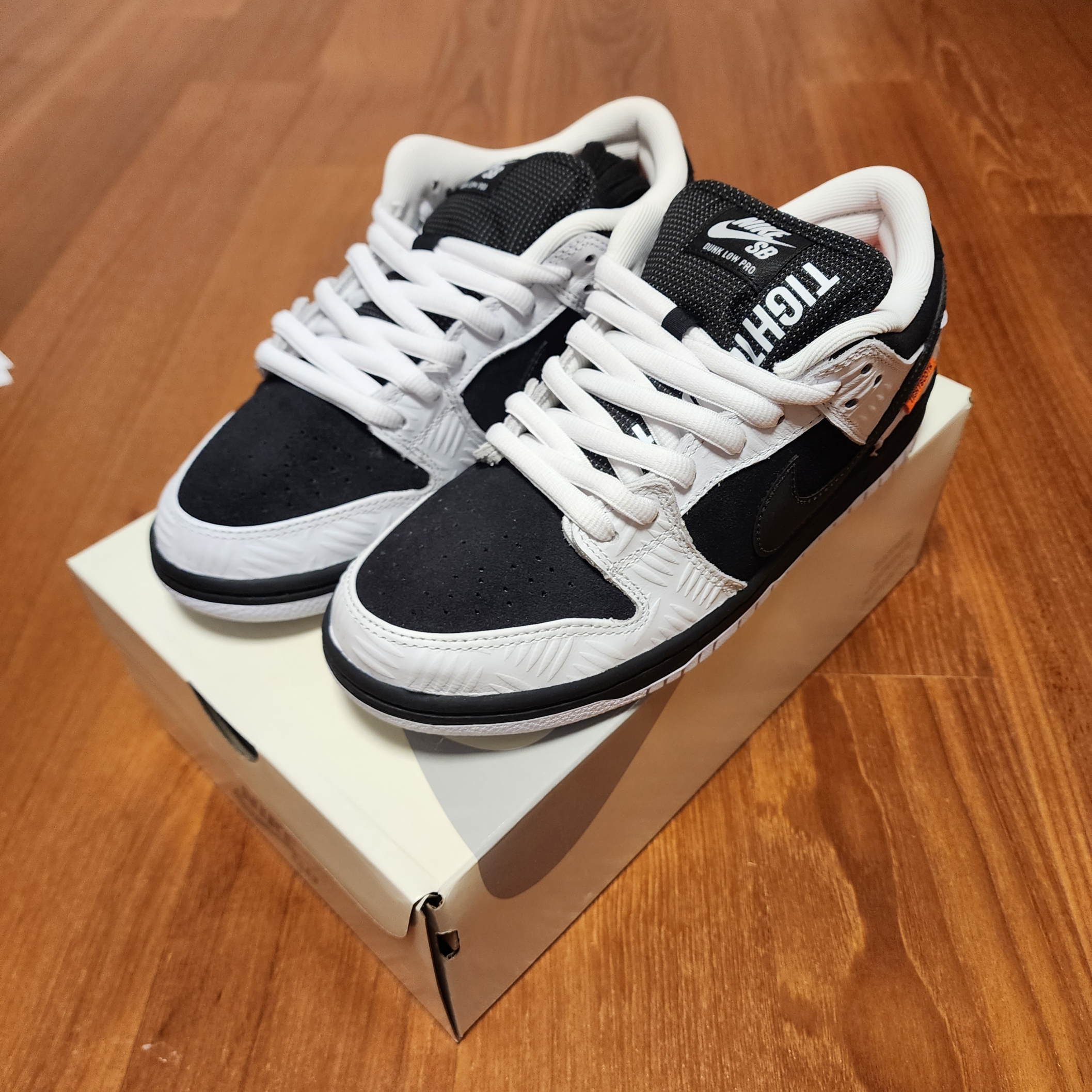 Nike x Tightbooth SB Dunk Low Pro Black and White 착용 스타일 - 2