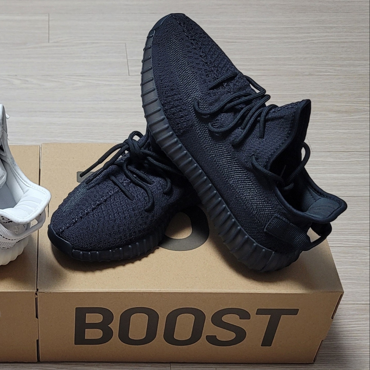 Adidas Yeezy Boost 350 V2 Onyx 착용 스타일