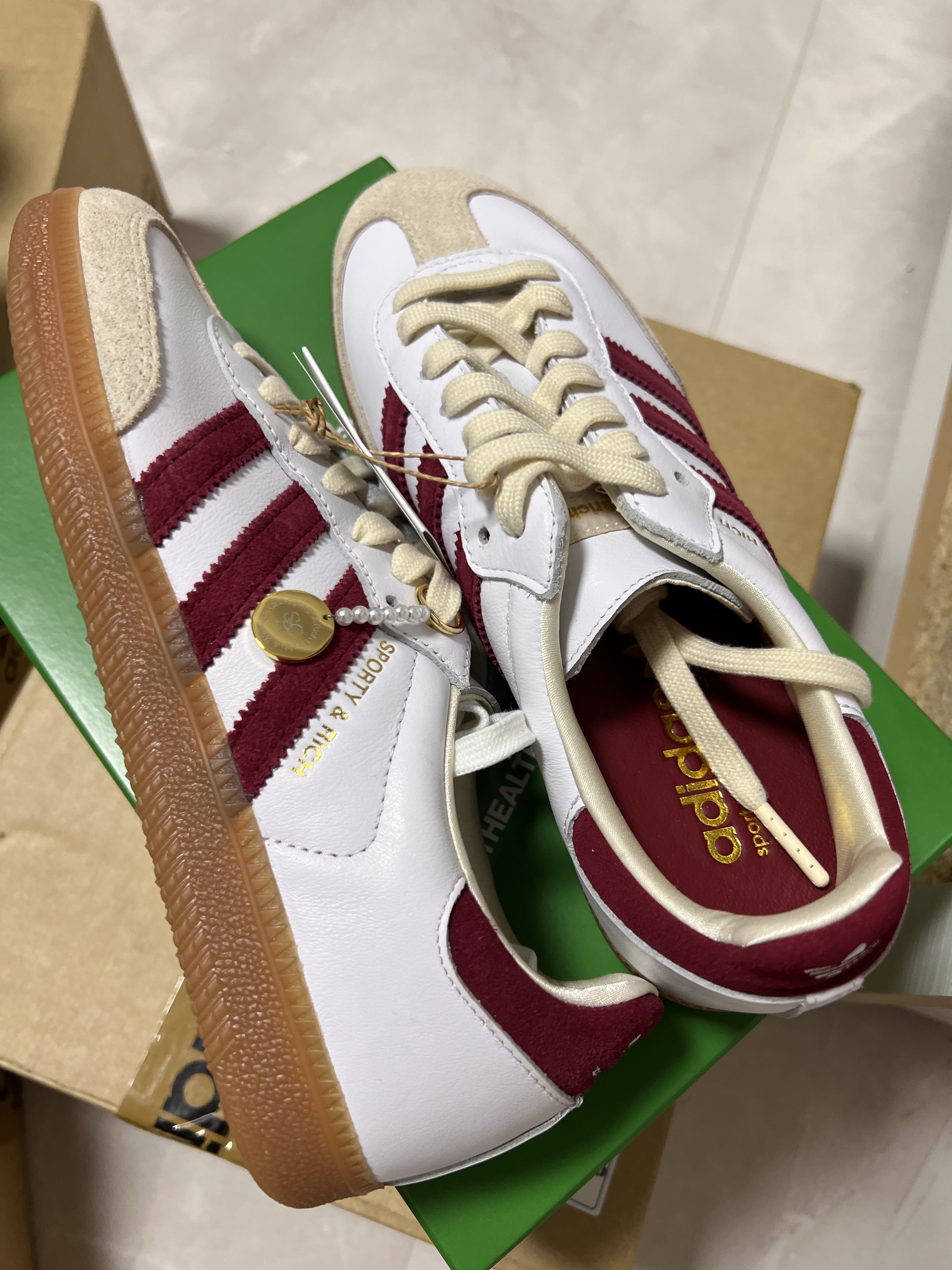 Adidas x Sporty & Rich Samba OG Cloud White Collegiate Burgundy 착용 스타일