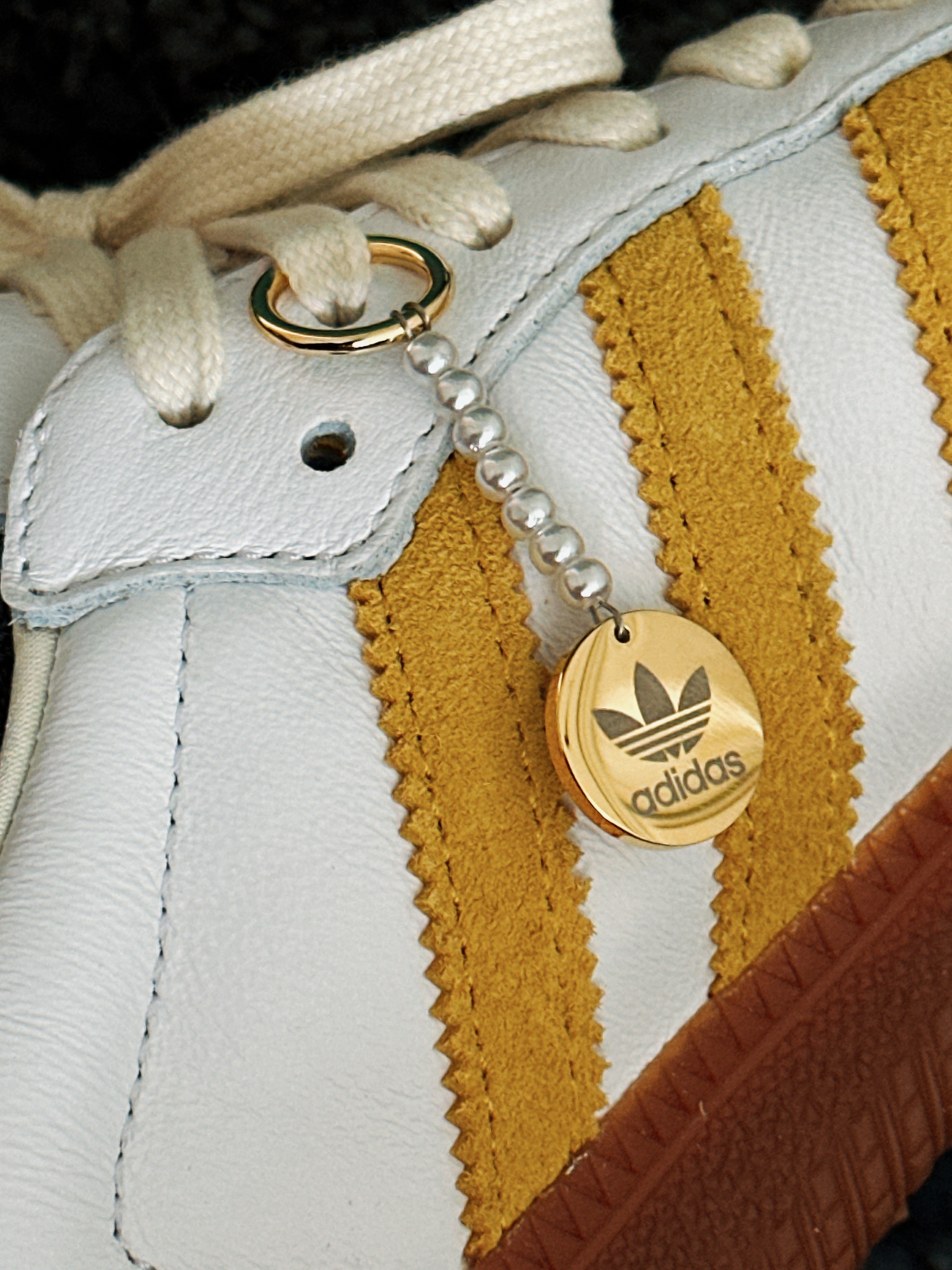 Adidas x Sporty & Rich Samba OG Cloud White Bold Gold, Greenbutter Women Butter Long Socks Black 착용 스타일 - 3