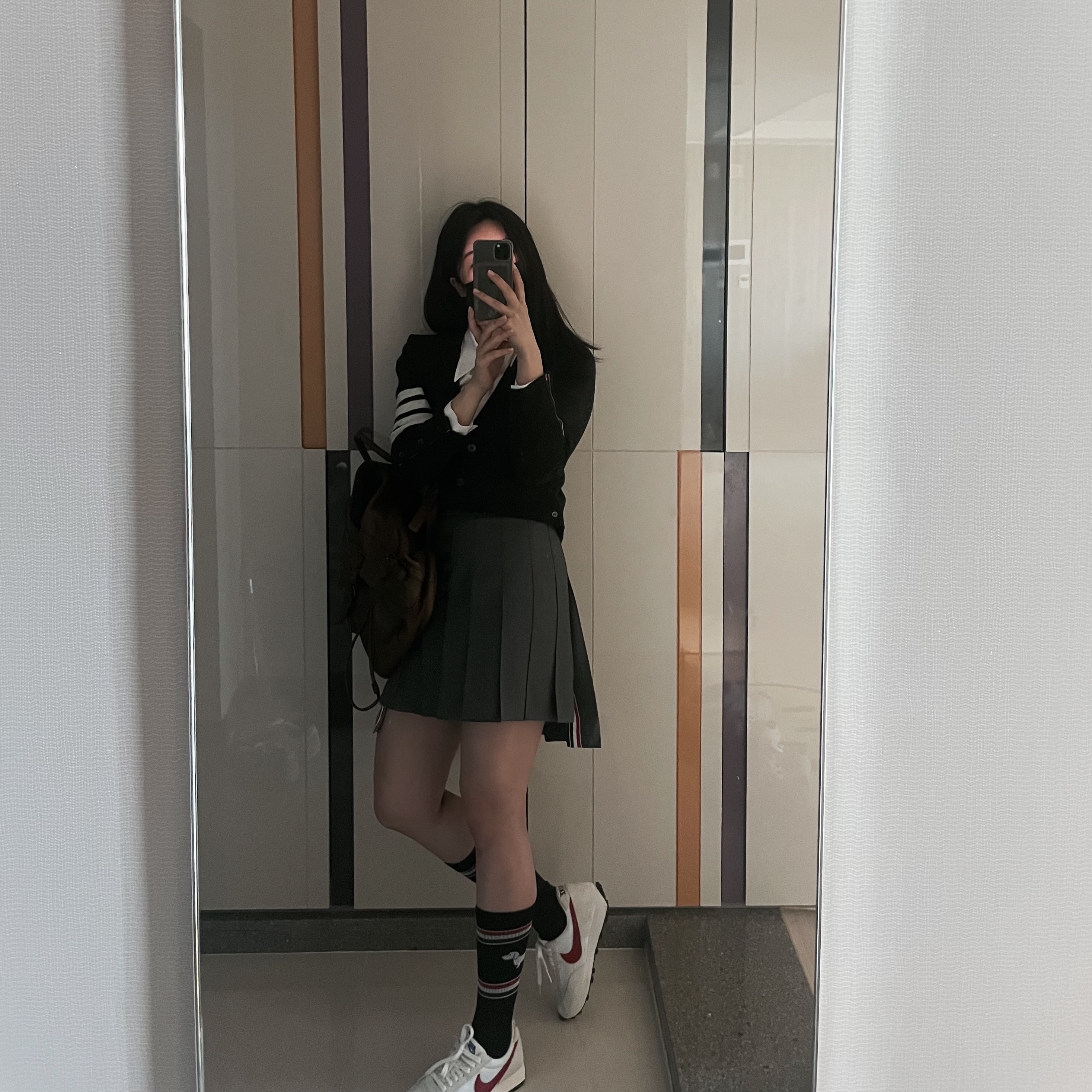 Nike Daybreak SP White University Red, (W) Thom Browne Super 120S Twill Dropped Back Pleated School Uniform Mini Skirt Dark grey 착용 스타일 - 2