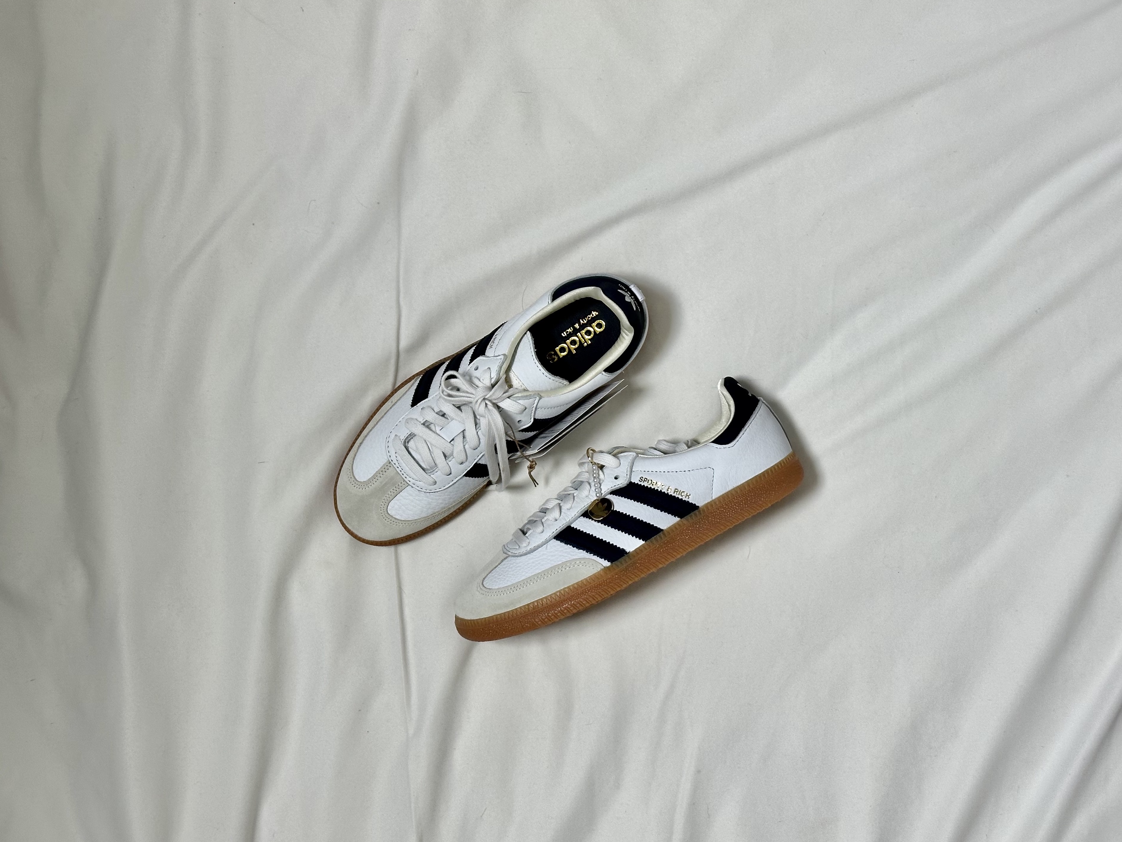 Adidas x Sporty & Rich Samba Cloud White Legend Ink 착용 스타일 - 1