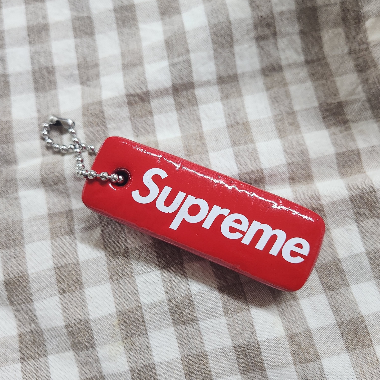 Supreme Floating Keychain Red - 23FW, Supreme Canvas Tote White 착용 스타일 - 1