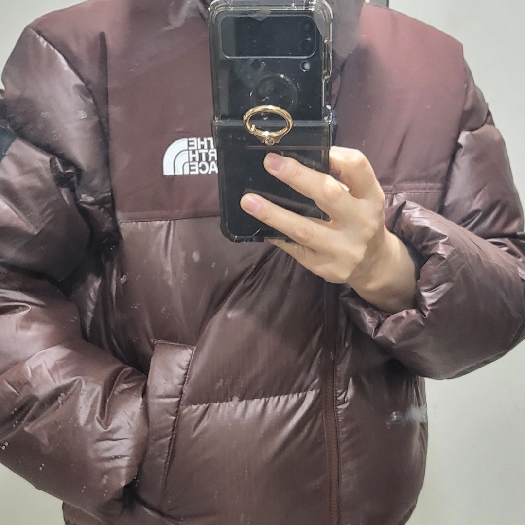 (W) The North Face White Label Novelty Nuptse Down Jacket Cocoa Brown 착용 스타일