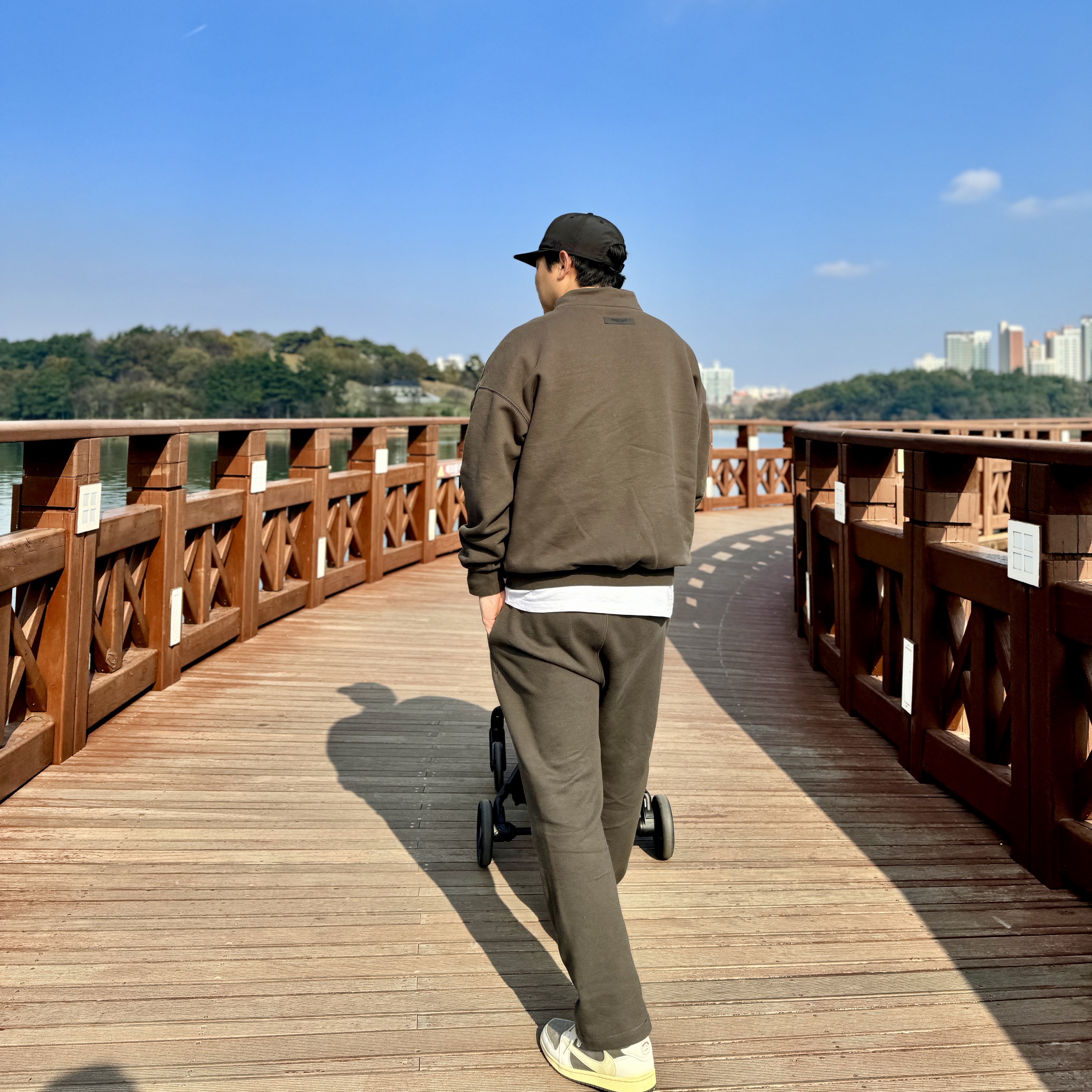 Essentials Mockneck Sweatshirt Wood - 22FW, Essentials Relaxed Sweatpants Wood - 22FW 착용 스타일 - 3