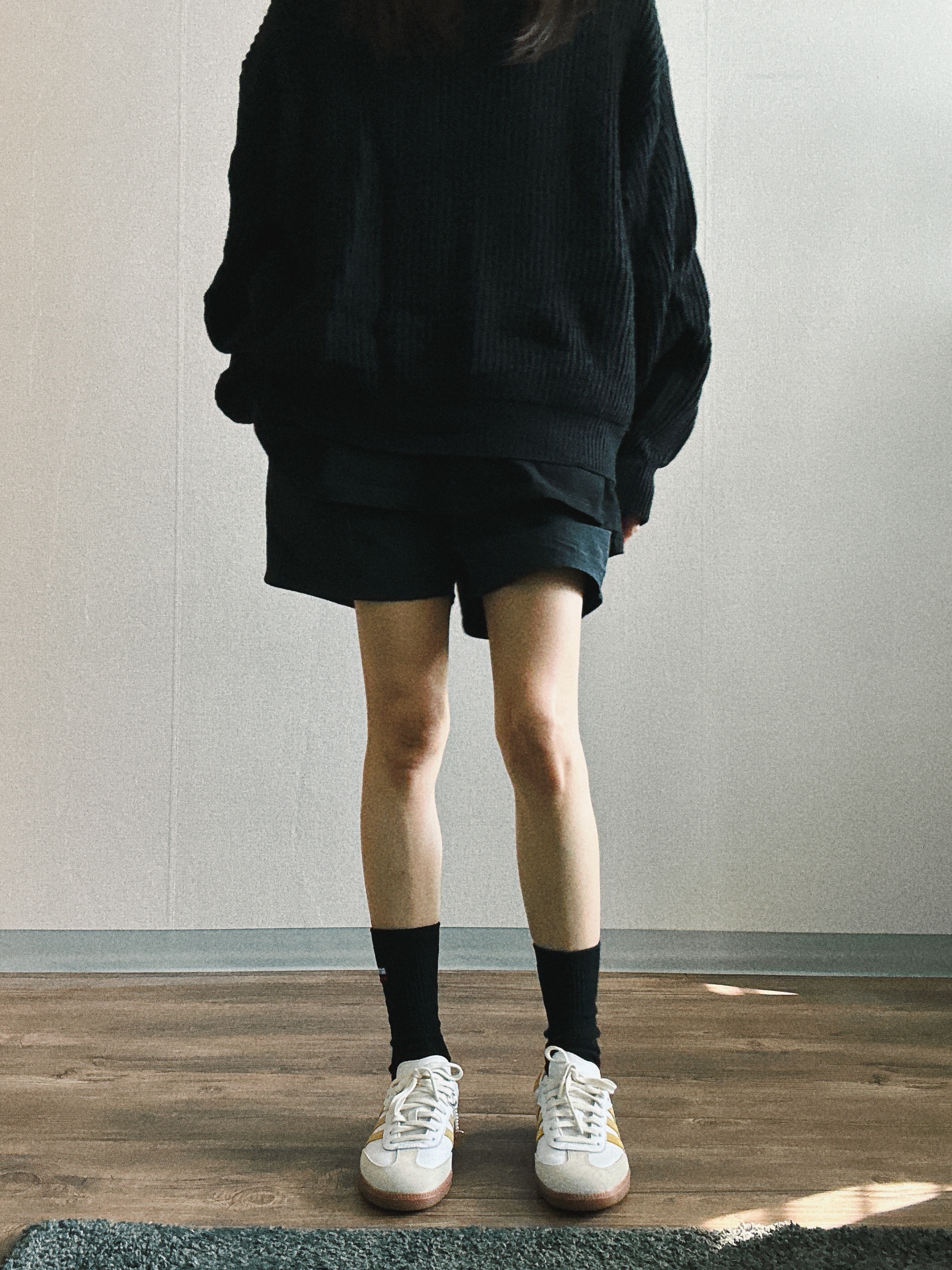 Adidas x Sporty & Rich Samba OG Cloud White Bold Gold, Greenbutter Women Butter Long Socks Black 착용 스타일 - 1