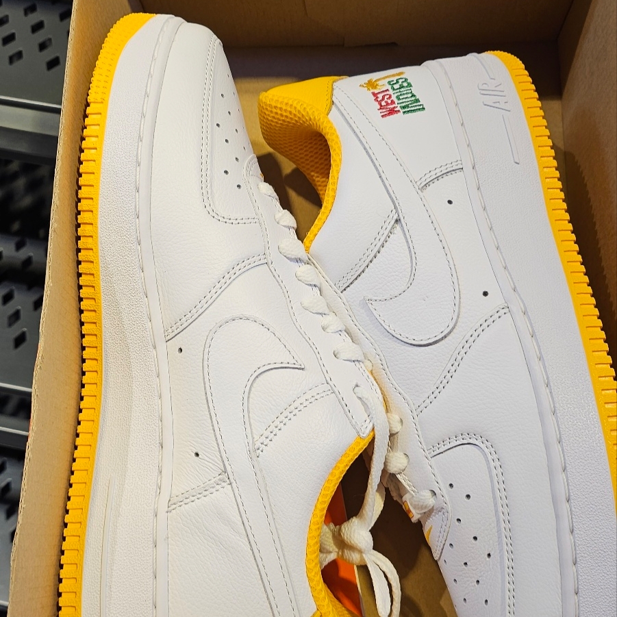 Nike Air Force 1 Low Retro QS West Indies University Gold 착용 스타일