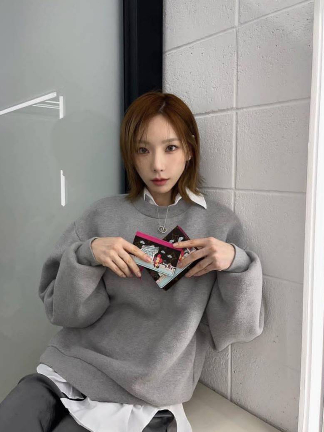 Isabel Marant Atley Logo Sweater Midnight - 22FW, Y-3 Classic Logo Sweatshirt Heather Grey 착용 스타일 - 3