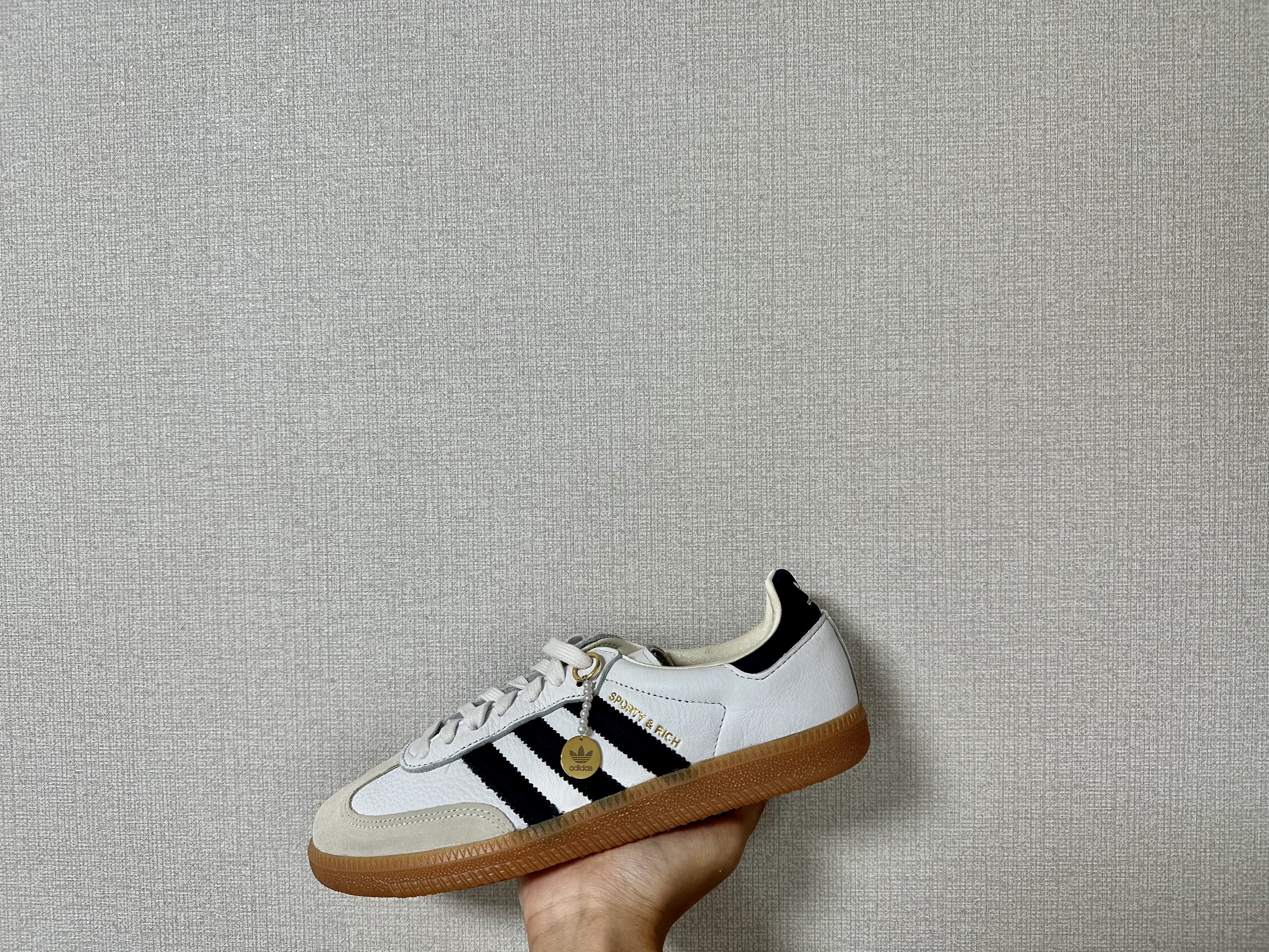 Adidas x Sporty & Rich Samba Cloud White Legend Ink 착용 스타일 - 2