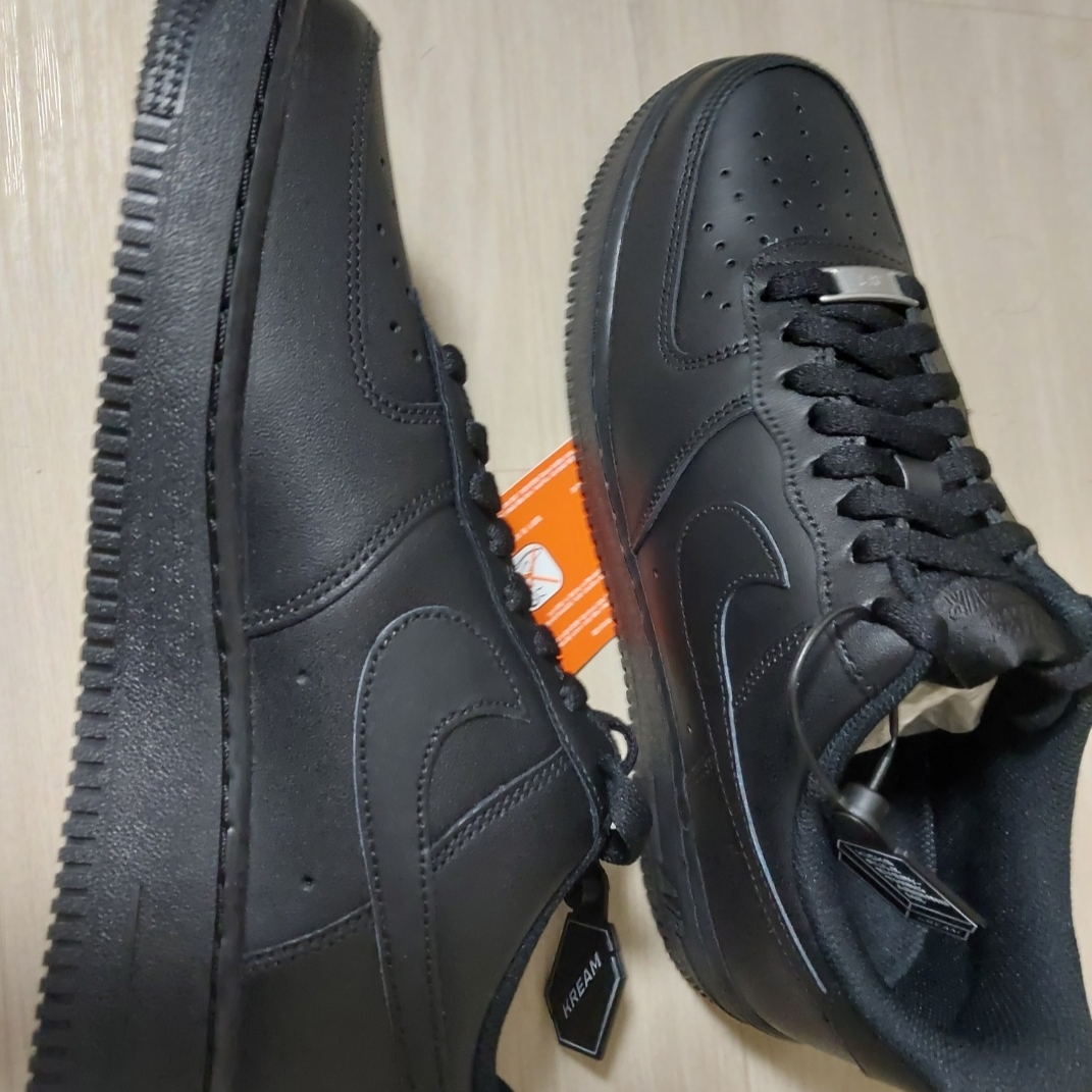 Nike Air Force 1 '07 Low Triple Black 착용 스타일