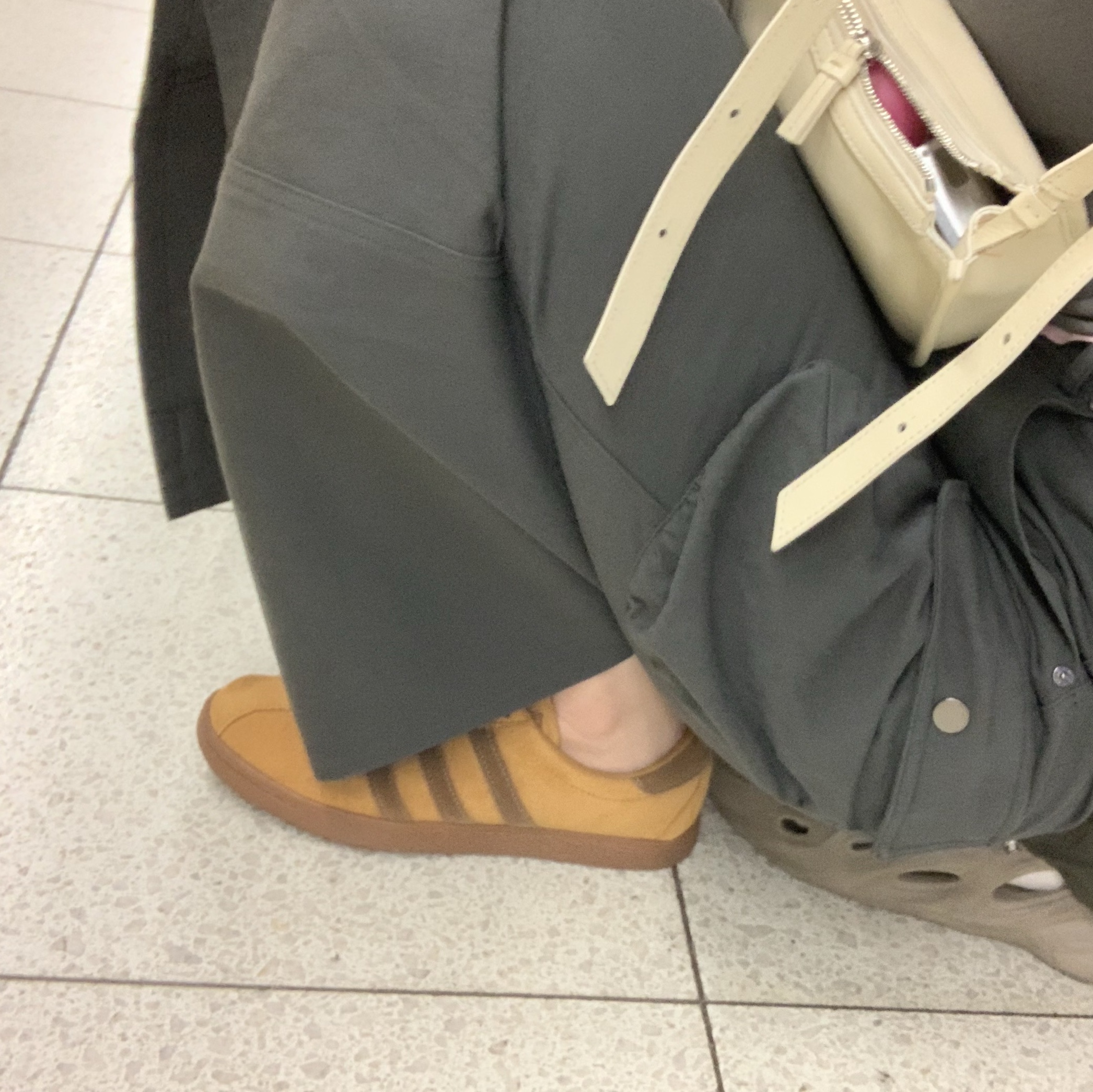Adidas Tobacco Gruen Mesa Brown Desert, Adidas Yeezy Foam RNNR Stone Sage 착용 스타일