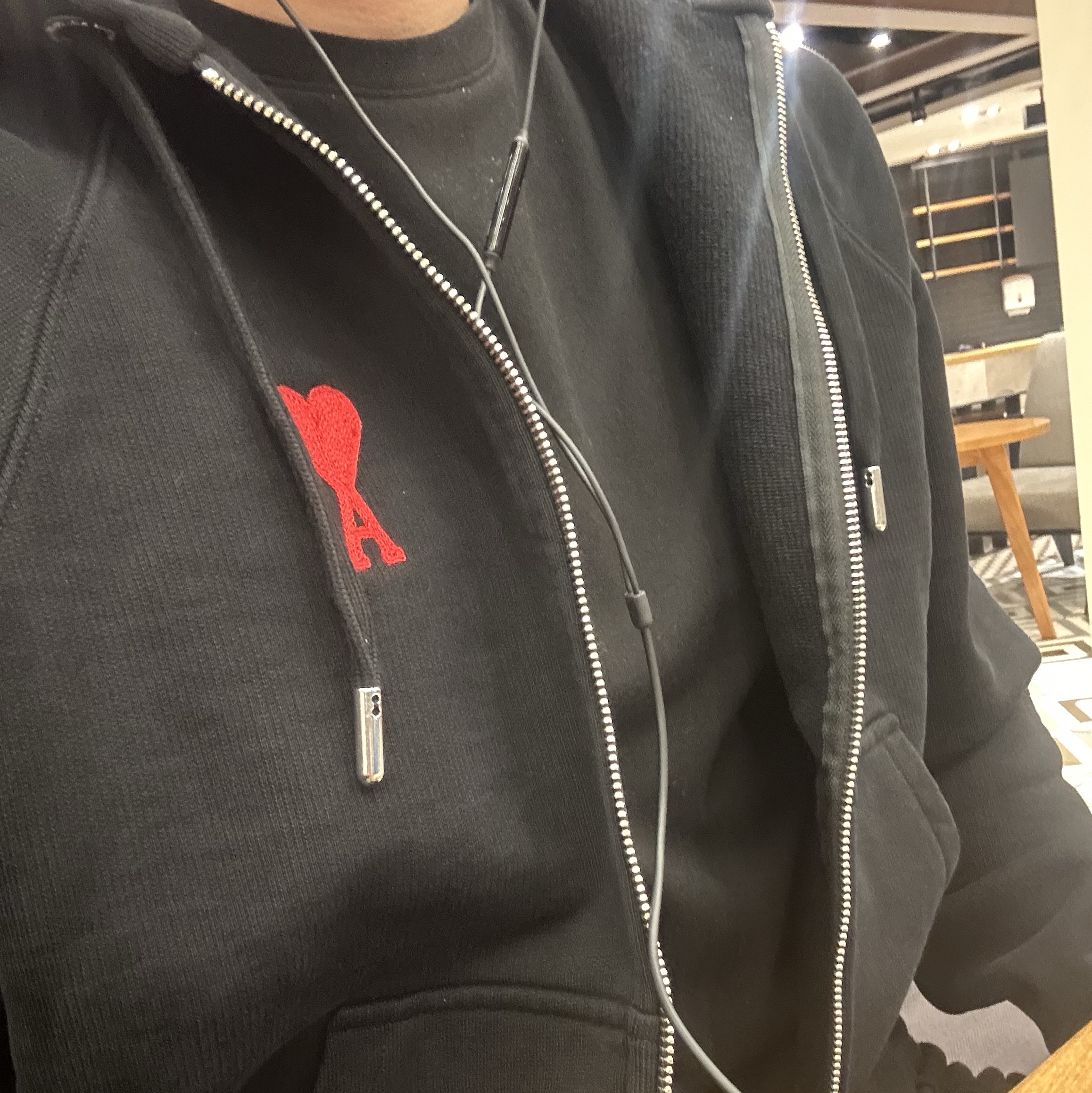 AMI de Coeur Zipped Hoodie Black 착용 스타일