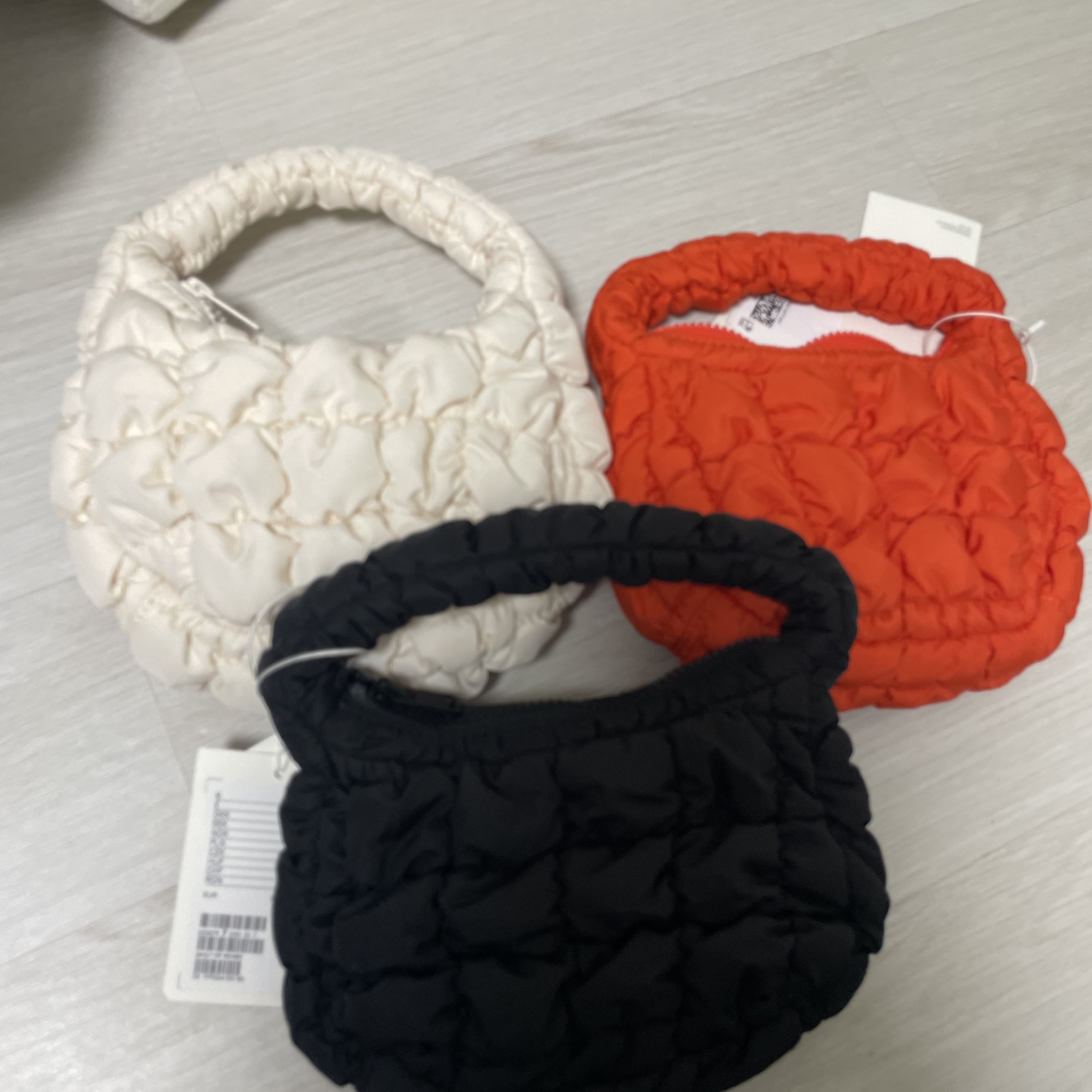 COS Quilted Micro Bag Orange, COS Quilted Micro Bag Black 착용 스타일