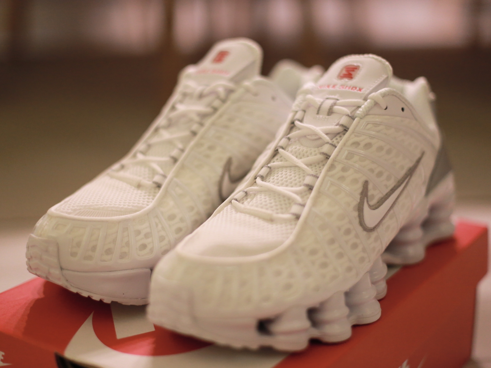 (W) Nike Shox TL White and Max Orange 착용 스타일 - 2