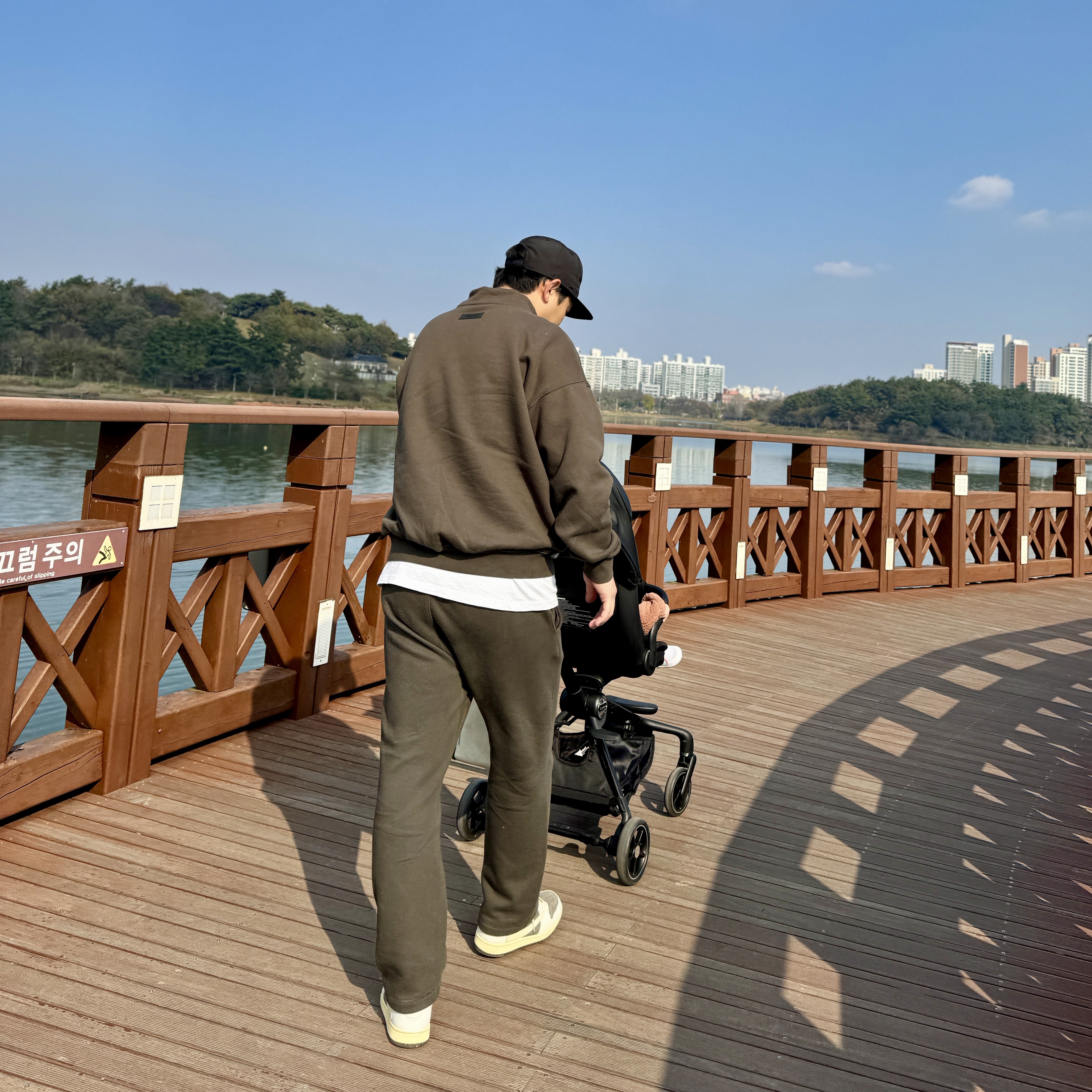 Essentials Mockneck Sweatshirt Wood - 22FW, Essentials Relaxed Sweatpants Wood - 22FW 착용 스타일 - 1