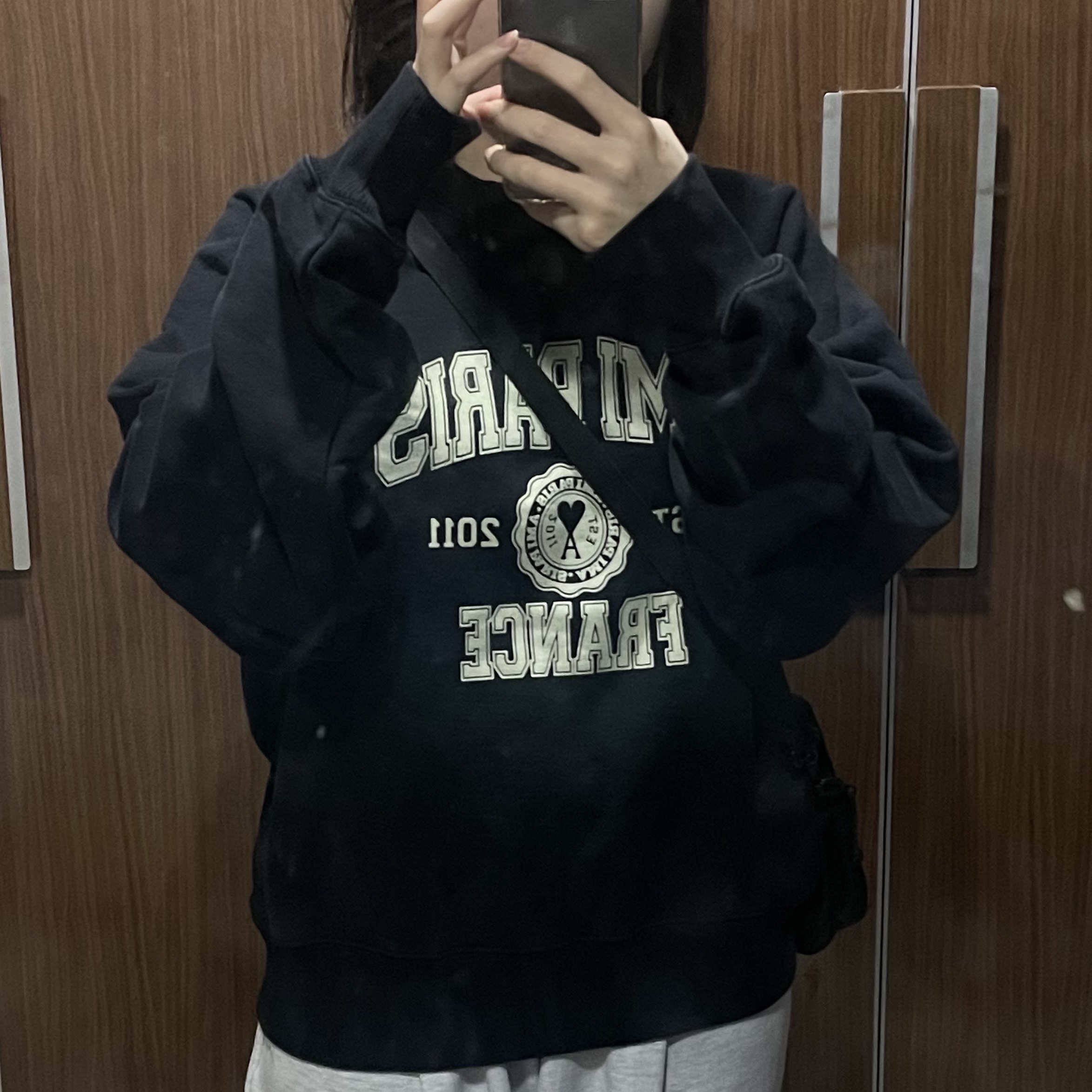 AMI Paris France Sweatshirt Black 착용 스타일 - 1
