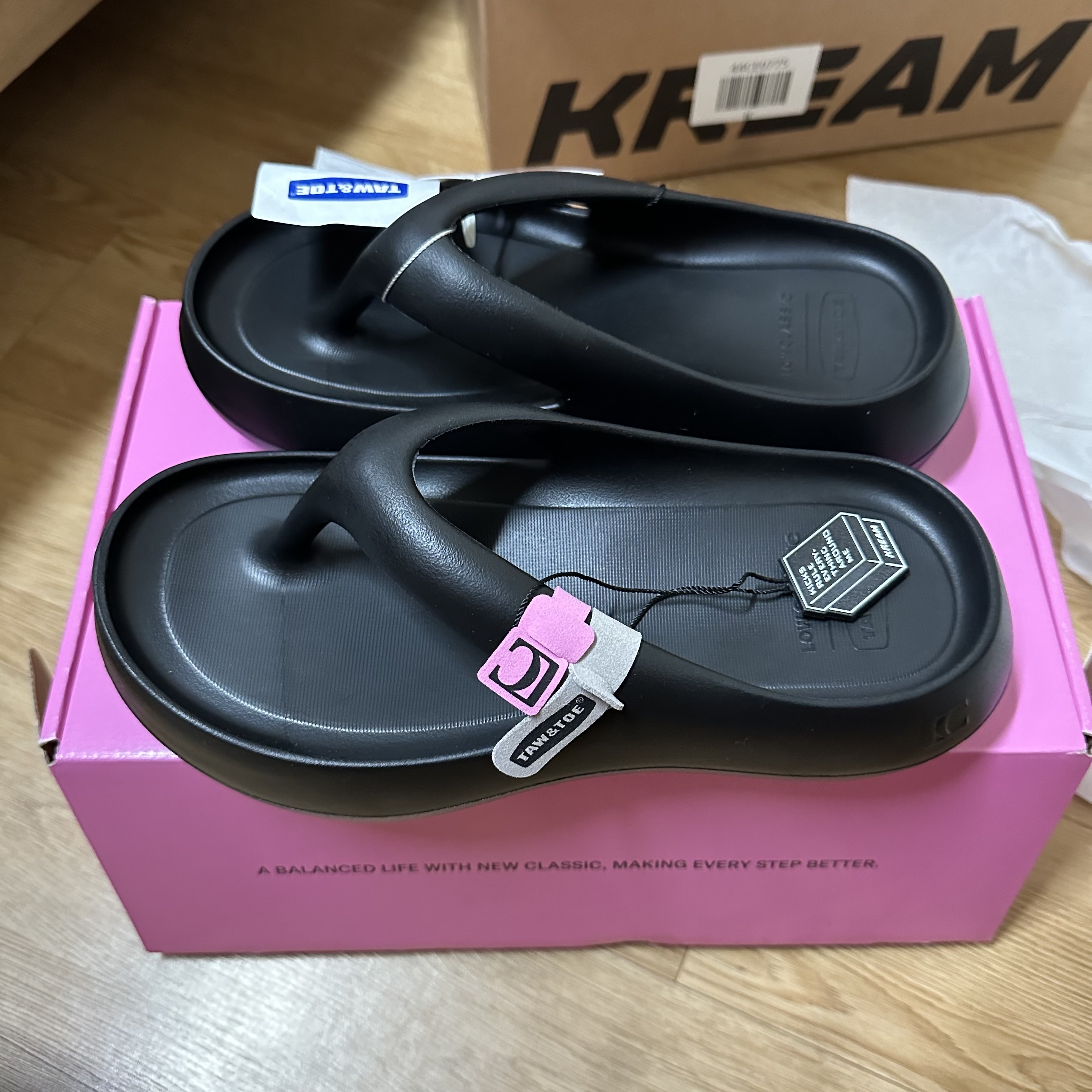 Taw&Toe x Low Classic Platform Flip Flop Black 착용 스타일