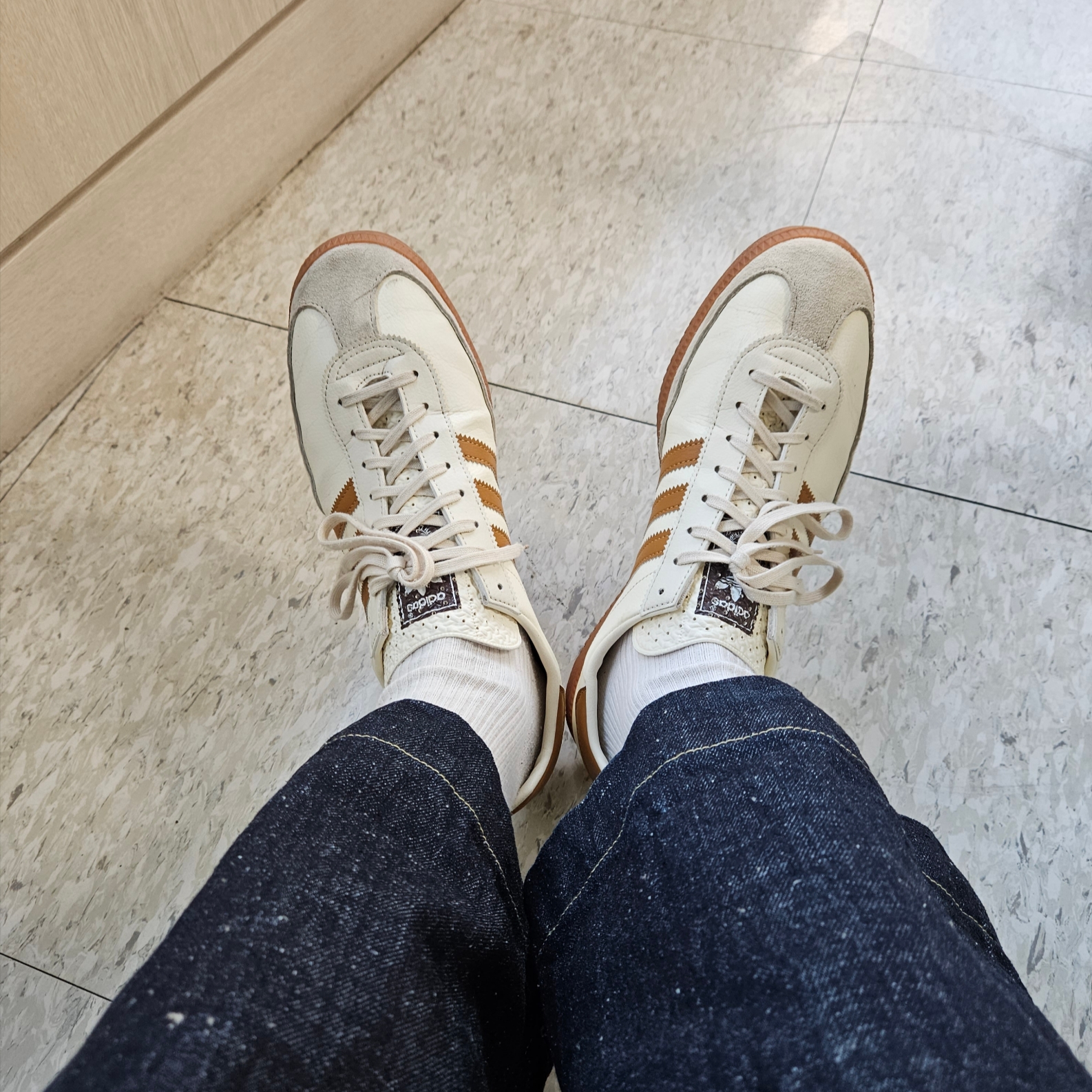 Adidas City Series Triest Cream White, Studio Nicholson Pyad Denim Pants Indigo 착용 스타일 - 5