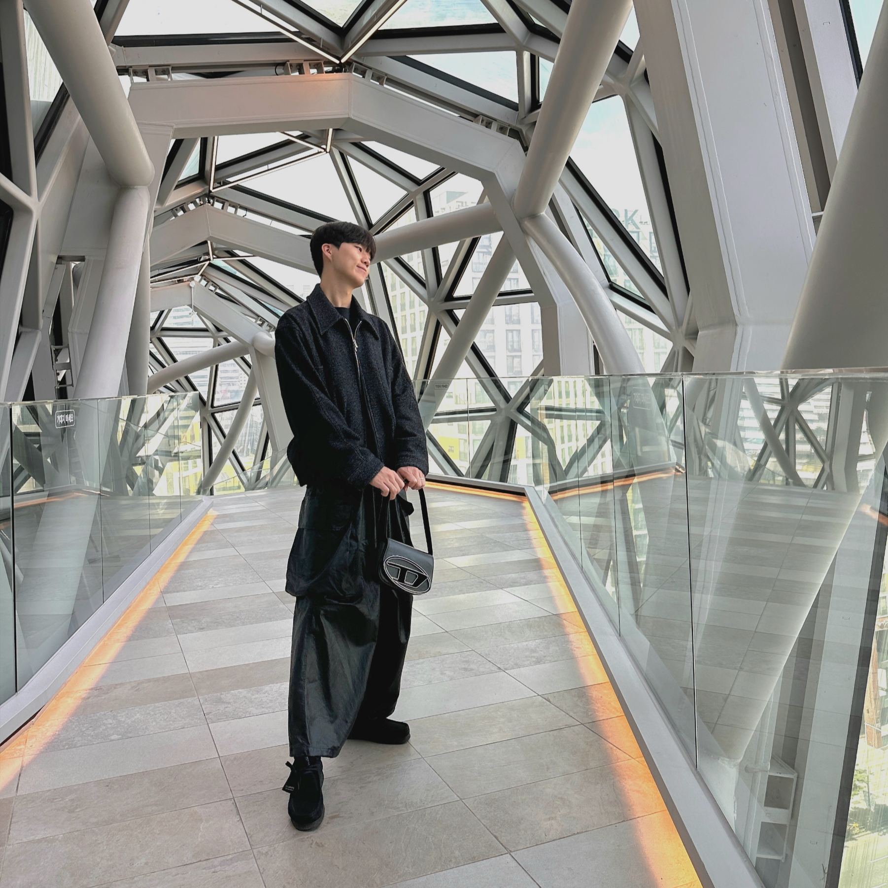 Diesel 1DR Shoulder Bag in Nappa Leather Black, Clarks Wallabee Black Suede 착용 스타일