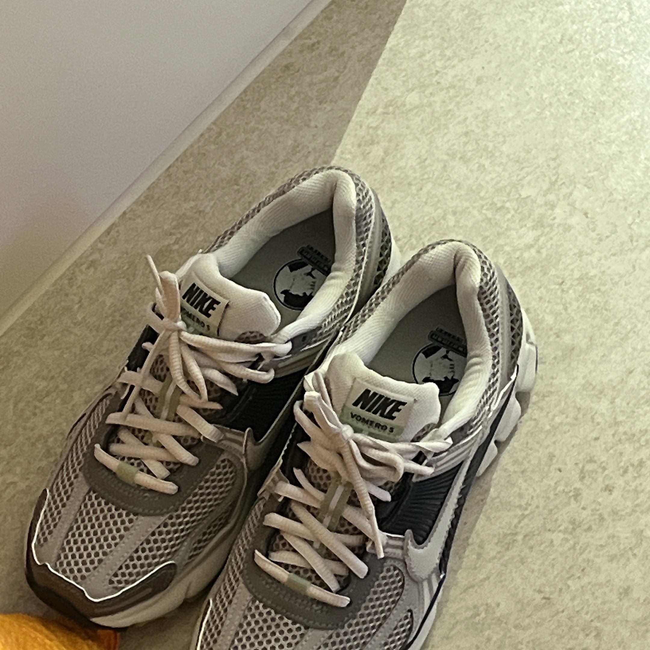 (W) Nike Zoom Vomero 5 Cobblestone and Flat Pewter 착용 스타일