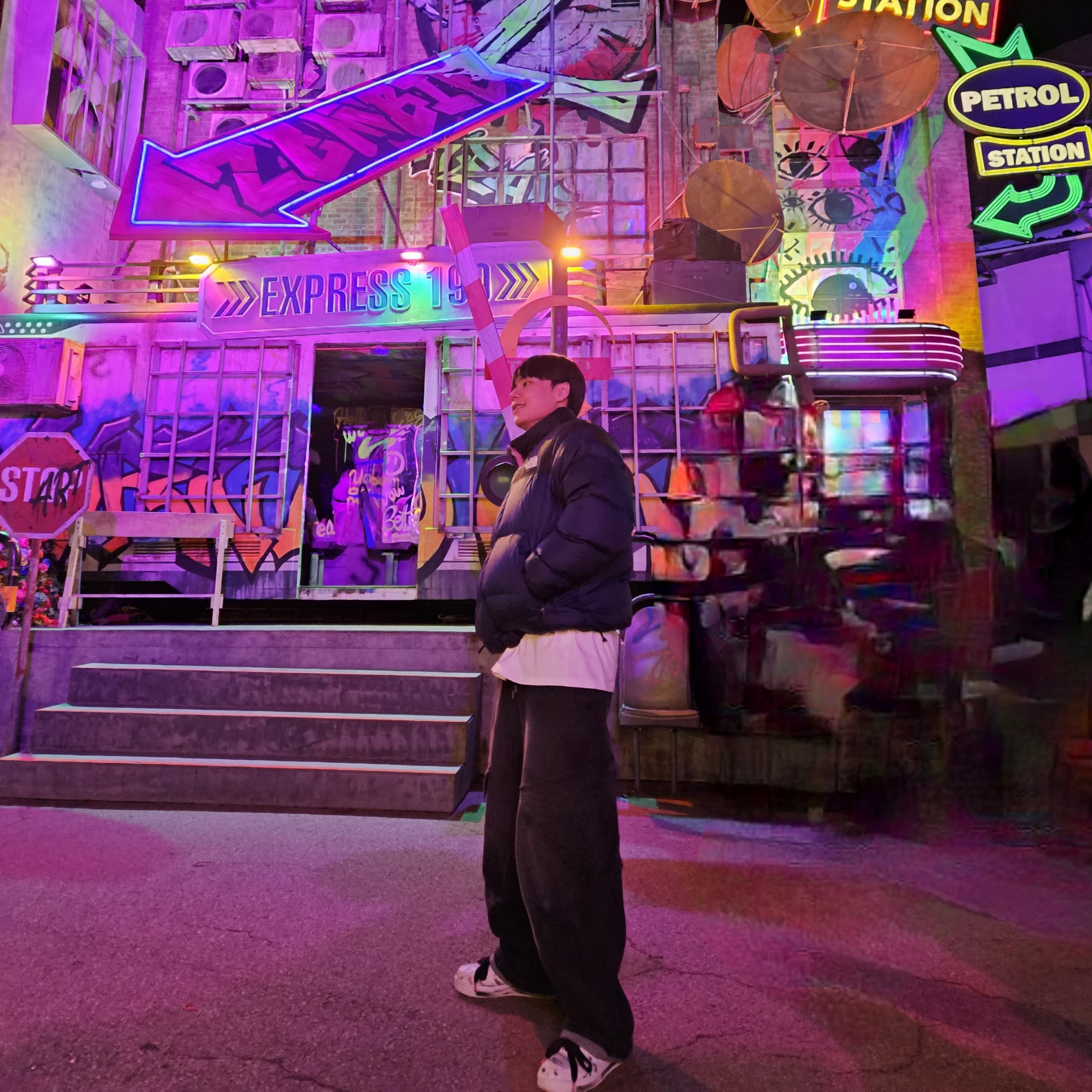 Deus Ex Machina Seoul College Long Sleeve T-Shirt White, Nike x Peaceminusone Air Force 1 Low Para-Noise 2.0 착용 스타일