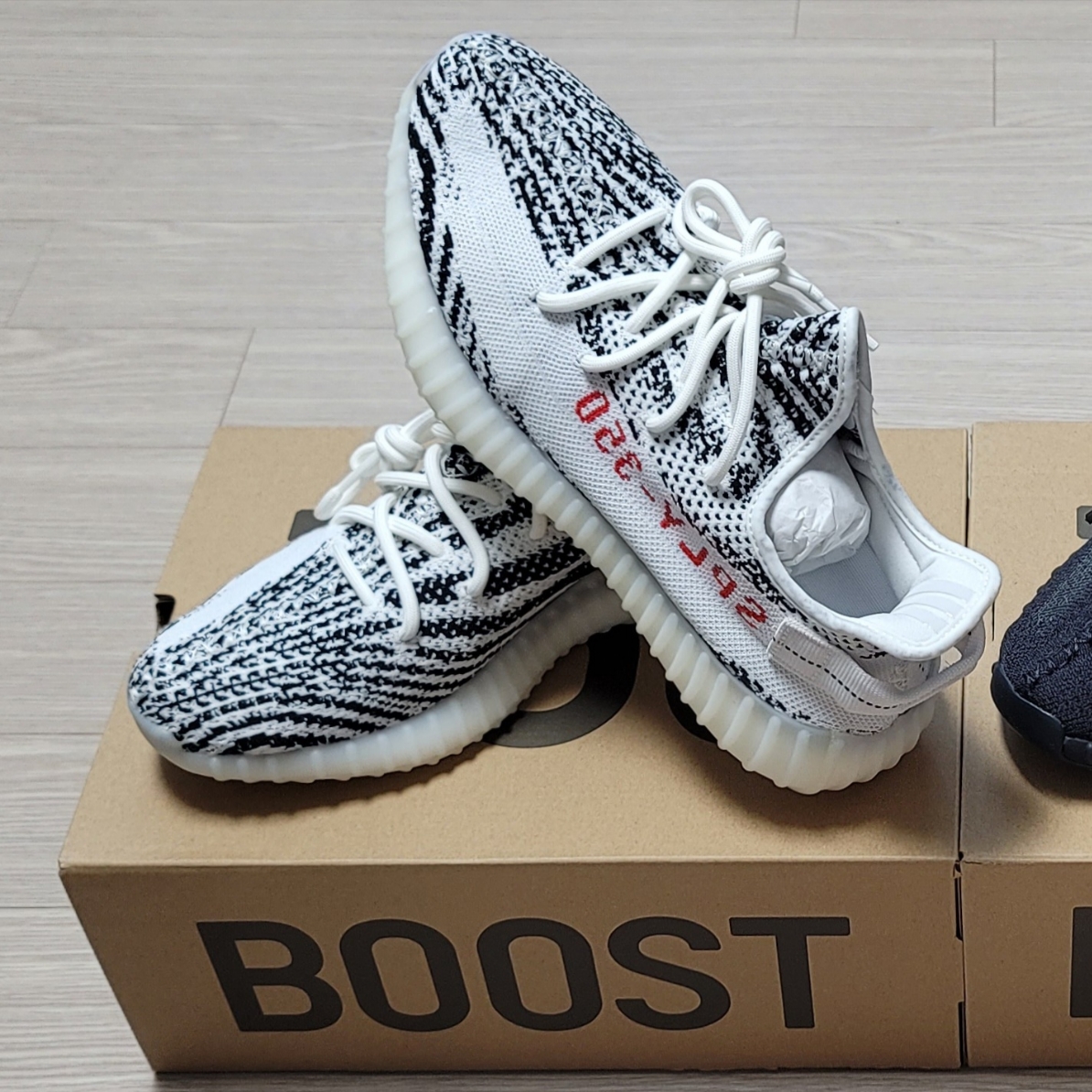 Adidas Yeezy Boost 350 V2 Zebra 2022/2023 착용 스타일