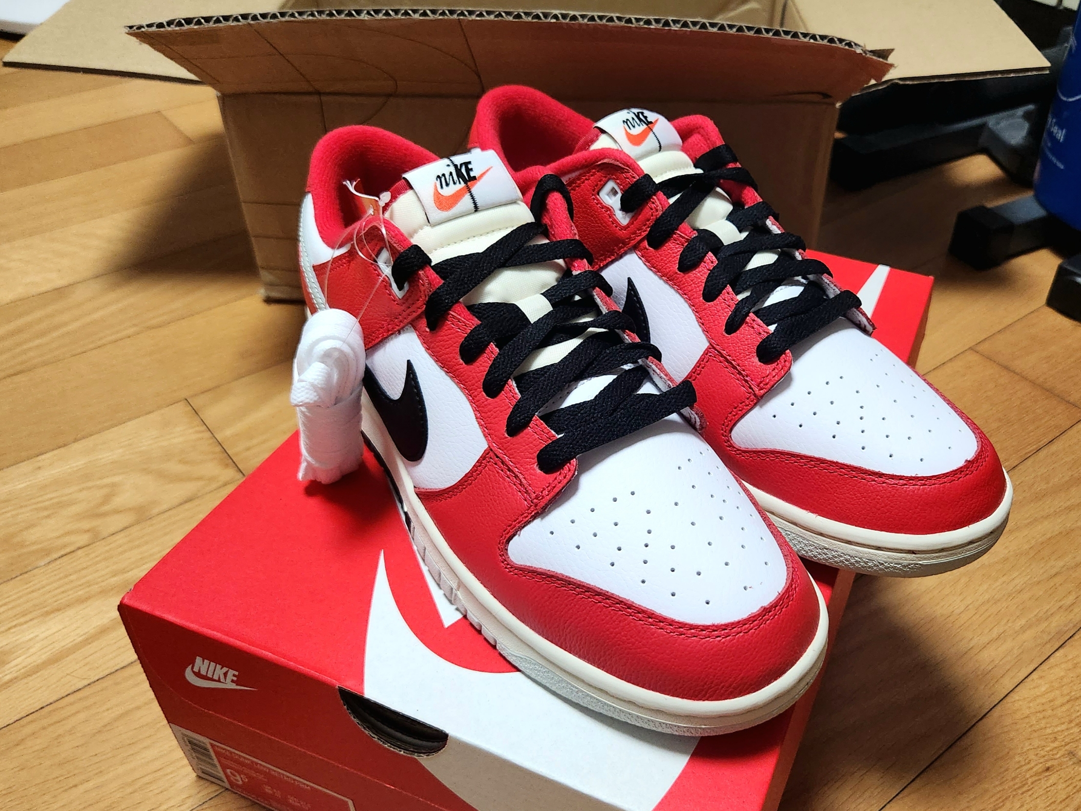 Nike Dunk Low Retro PRM University Red Black 착용 스타일