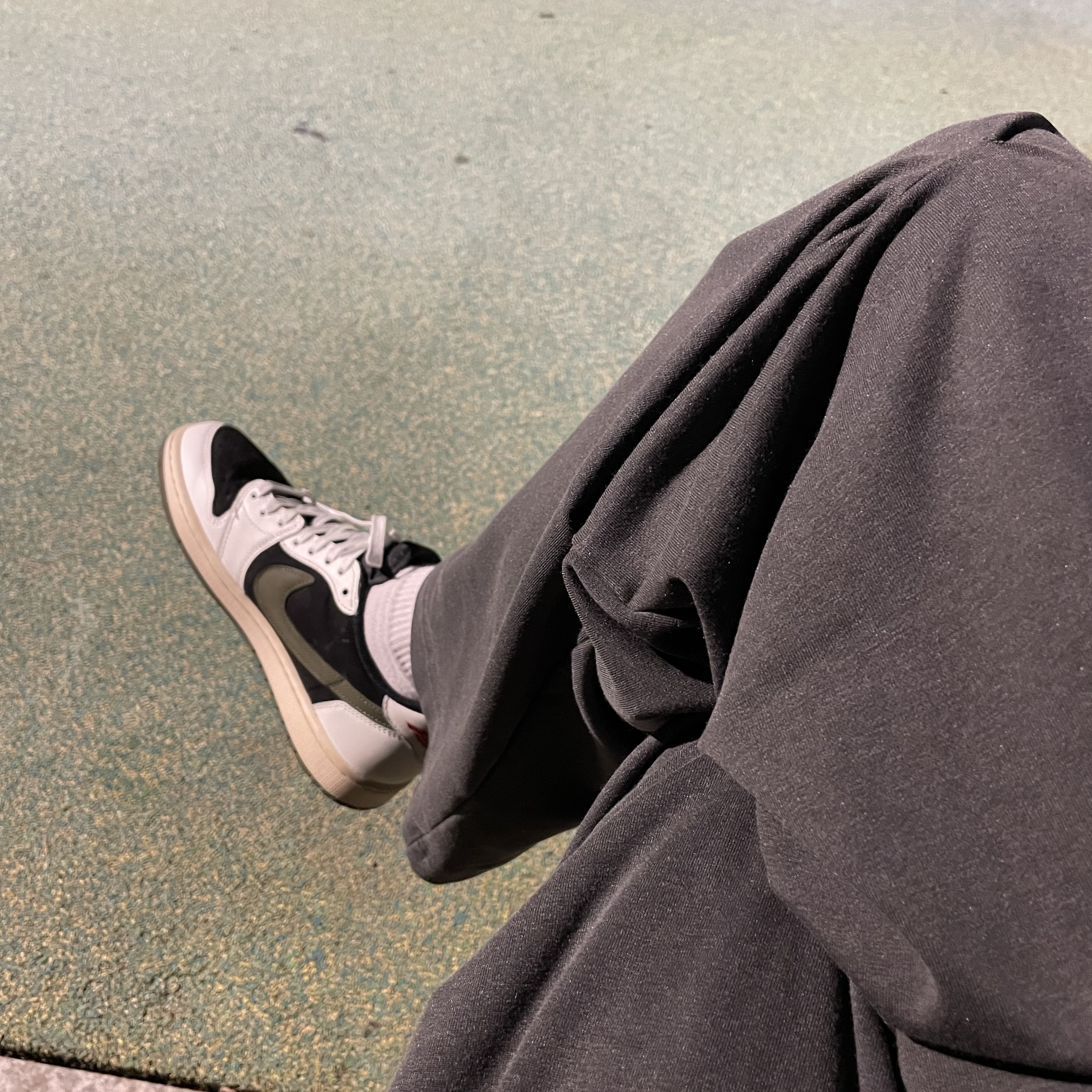(W) Jordan 1 x Travis Scott Retro Low OG SP Medium Olive 착용 스타일