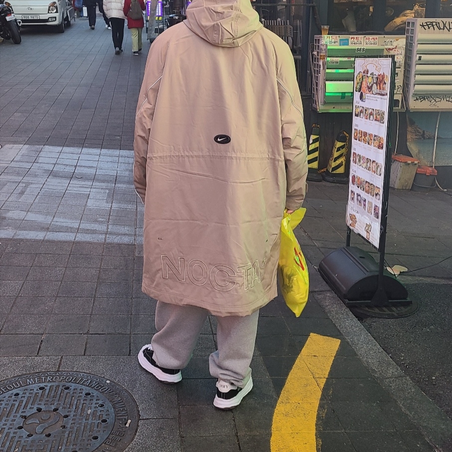 Nike x Drake Nocta Basketball Sideline Jacket Khaki (DV3647-248) 착용 스타일 - 2