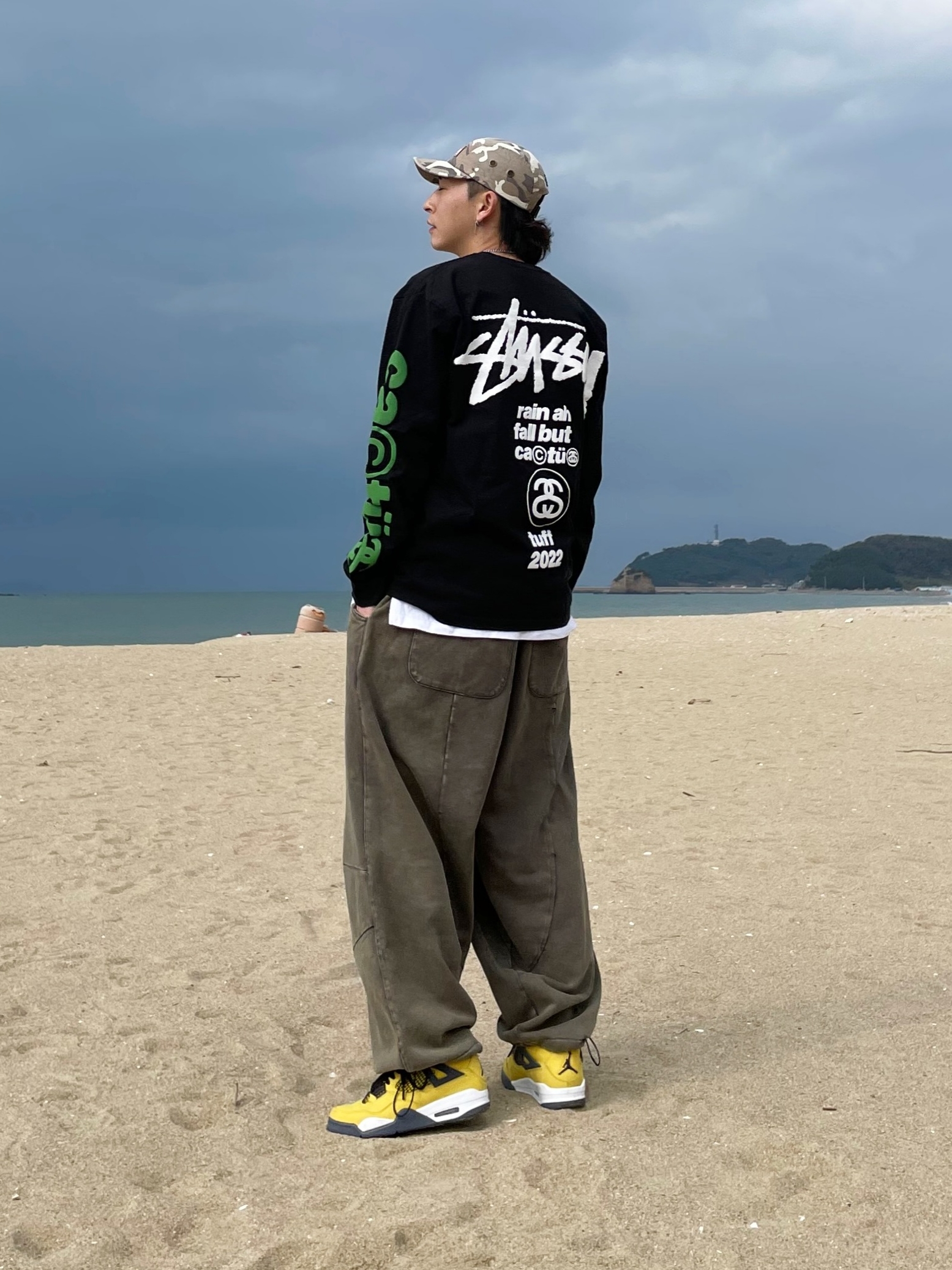Jordan 4 Retro Tour Yellow, Stussy x Cactus Plant Flea Market Sport LS T-Shirt Black 착용 스타일 - 2