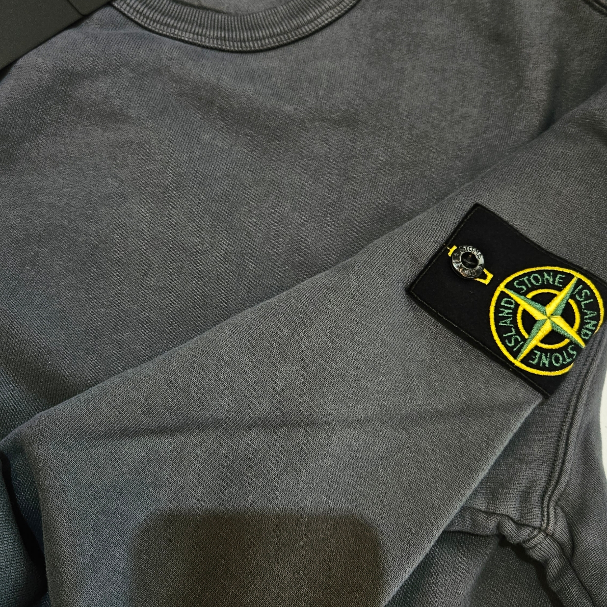 Stone Island 62420 Brushed Cotton Fleece Garment Dyed Crewneck Sweatshirt Ultramarine Blue - 23FW, Stone Island 62420 Brushed Cotton Fleece Garment Dyed Crewneck Sweatshirt Black - 23FW 착용 스타일 - 6