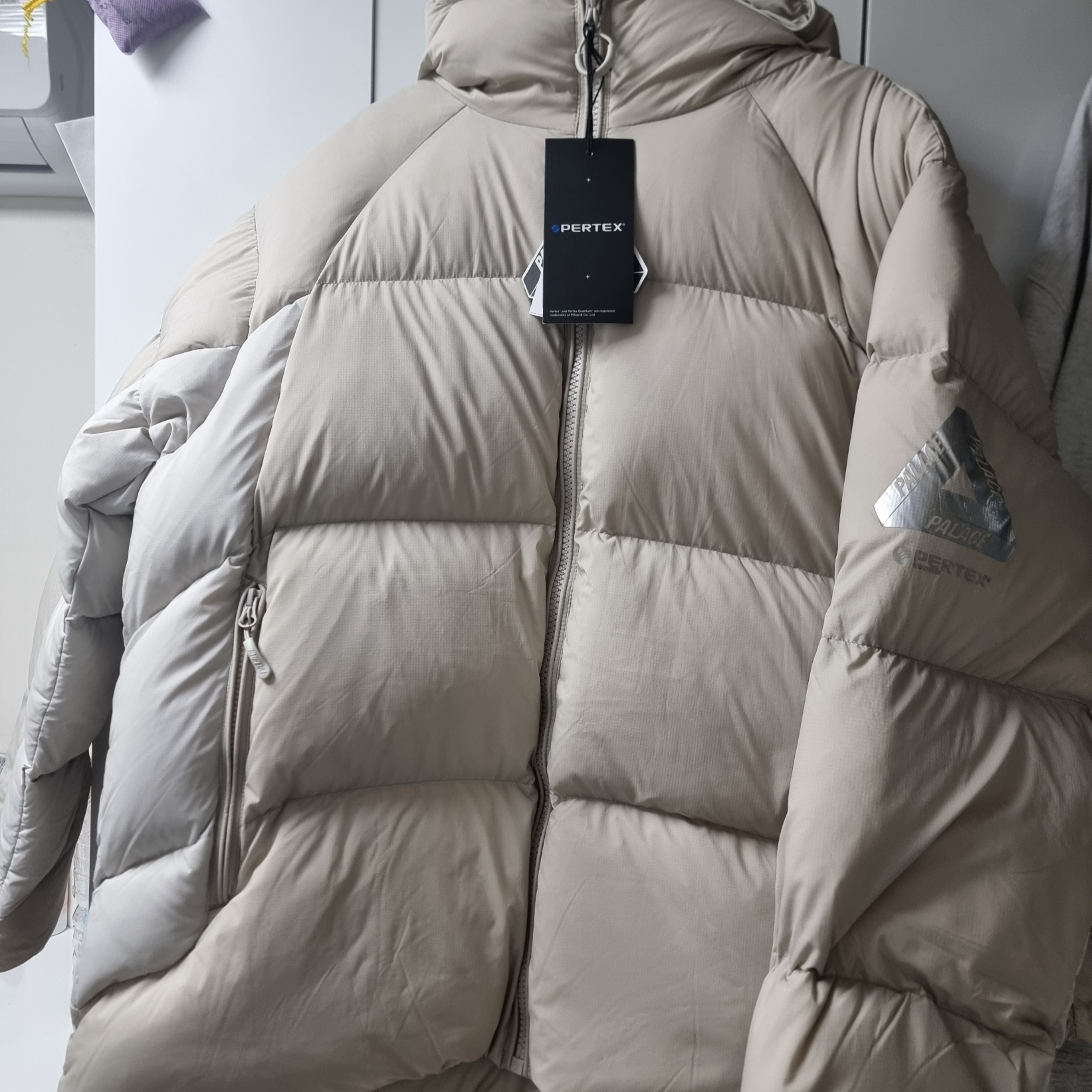 Palace Pertex Matte Balaclava Puffa Stone Arctica - 23FW 착용 스타일