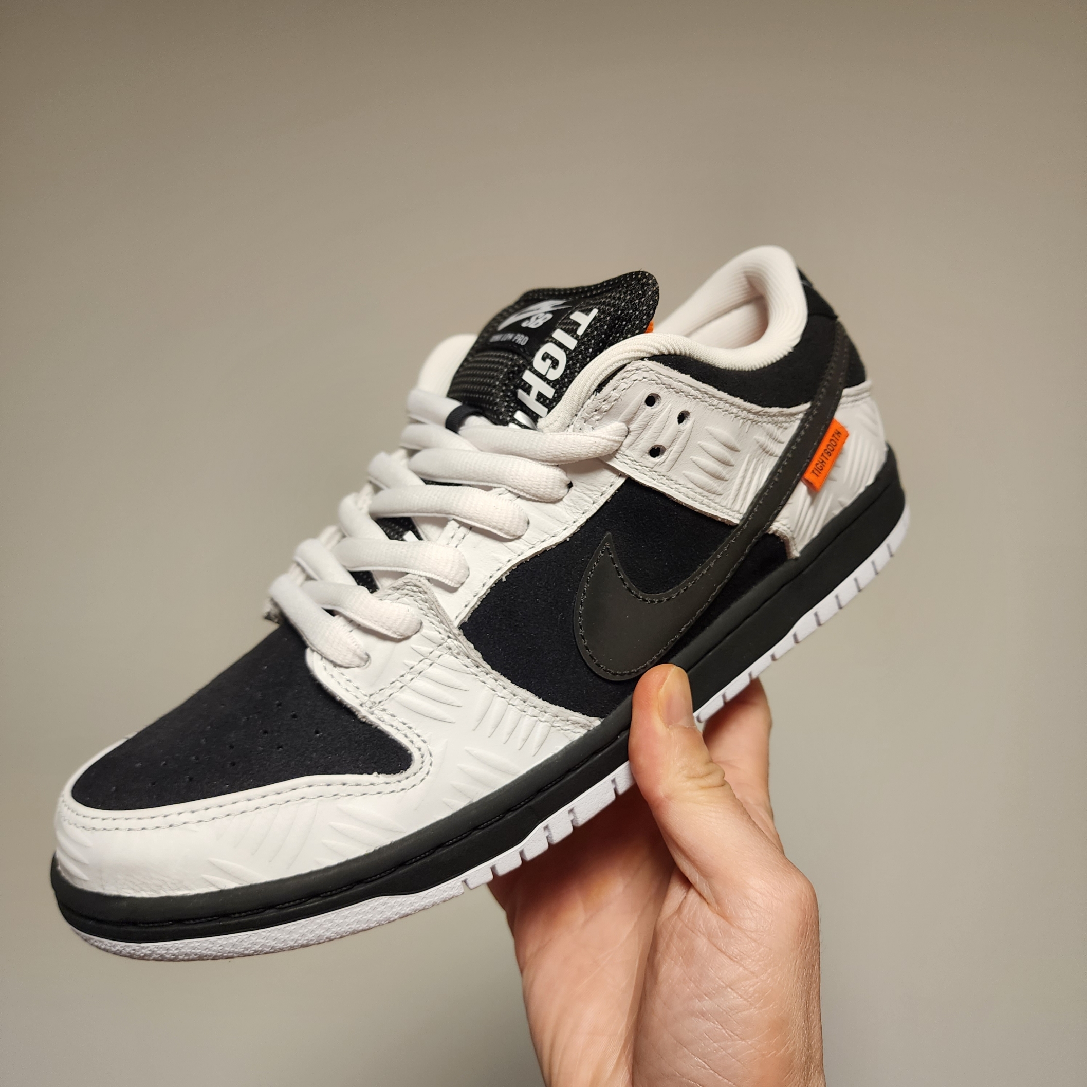 Nike x Tightbooth SB Dunk Low Pro Black and White 착용 스타일 - 1