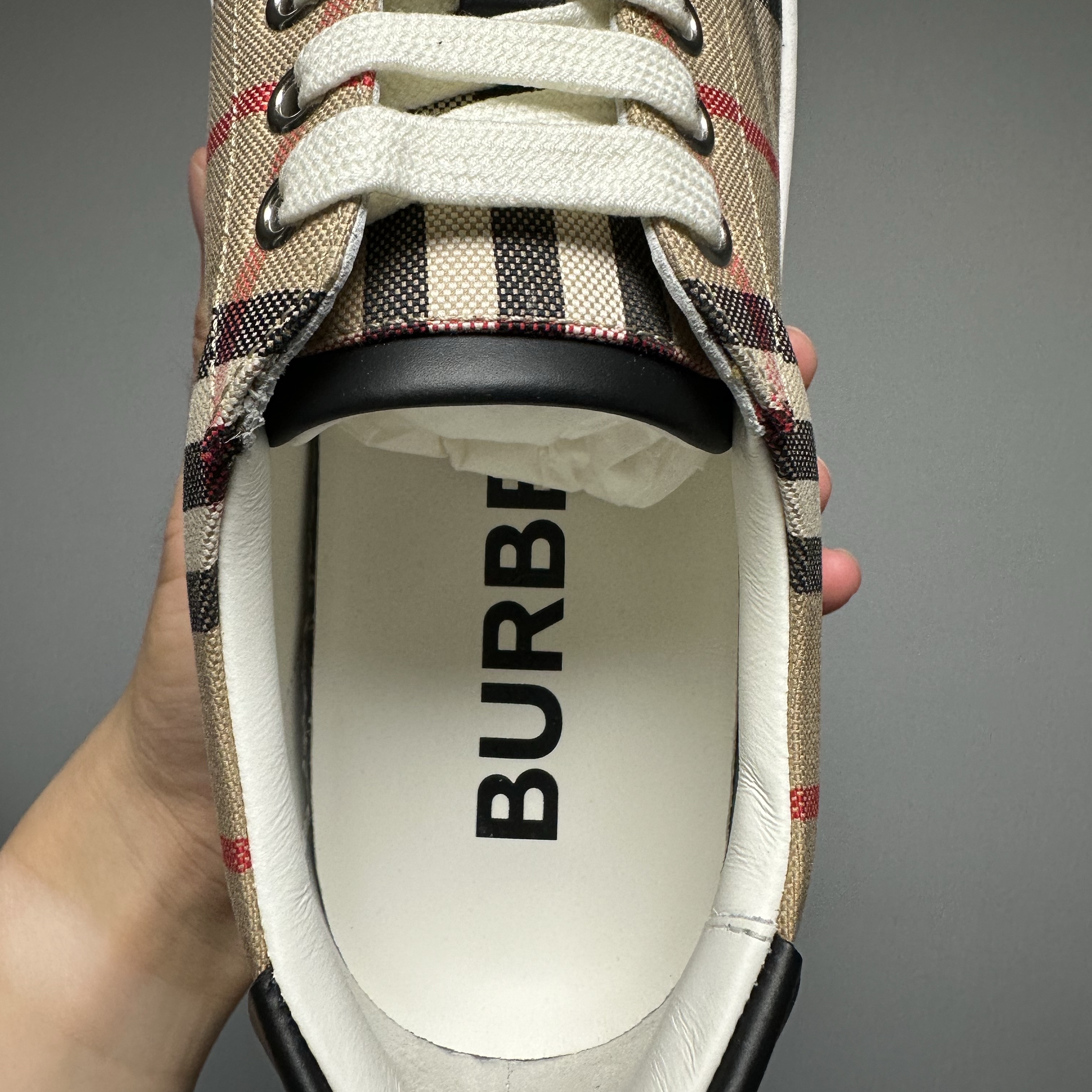 Burberry Vintage Check and Leather Sneakers Archive Beige 착용 스타일 - 5