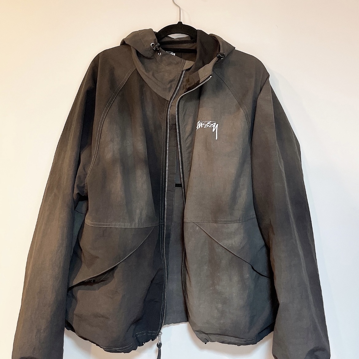 Stussy Wave Dye Beach Shell Jacket Black 착용 스타일 - 1