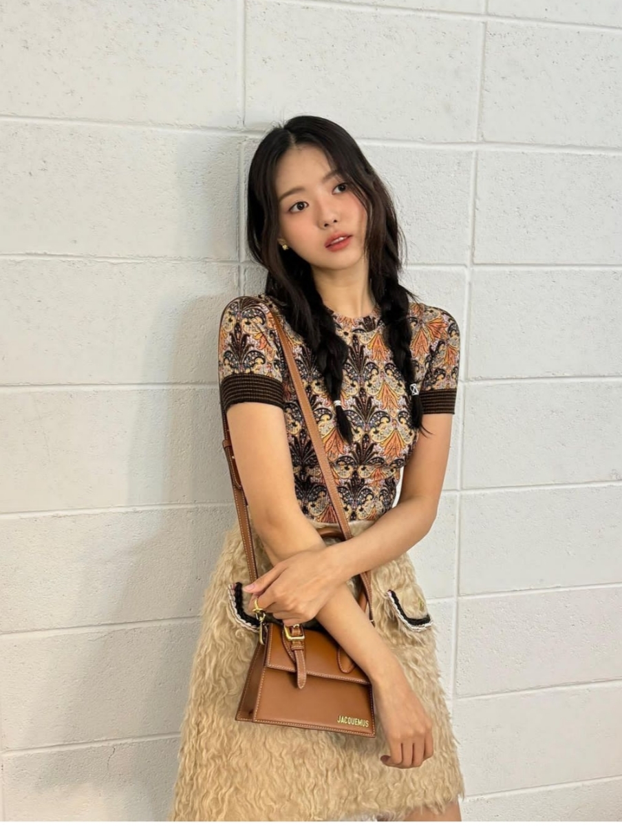 Jacquemus Le Chiquito Moyen Signature Handbag Light Brown 착용 스타일 - 1