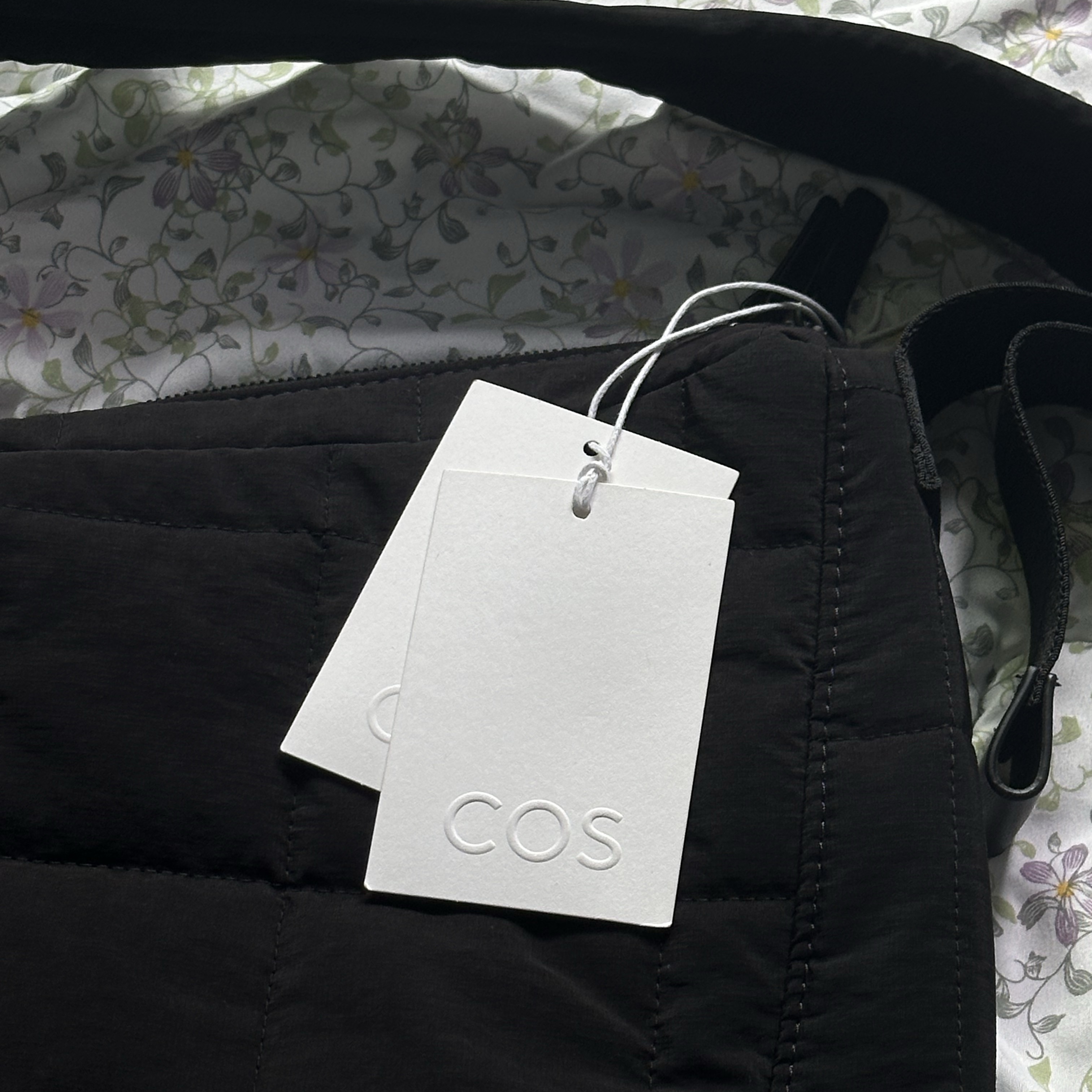 COS Quilted Messenger Bag Ripstop Black 착용 스타일