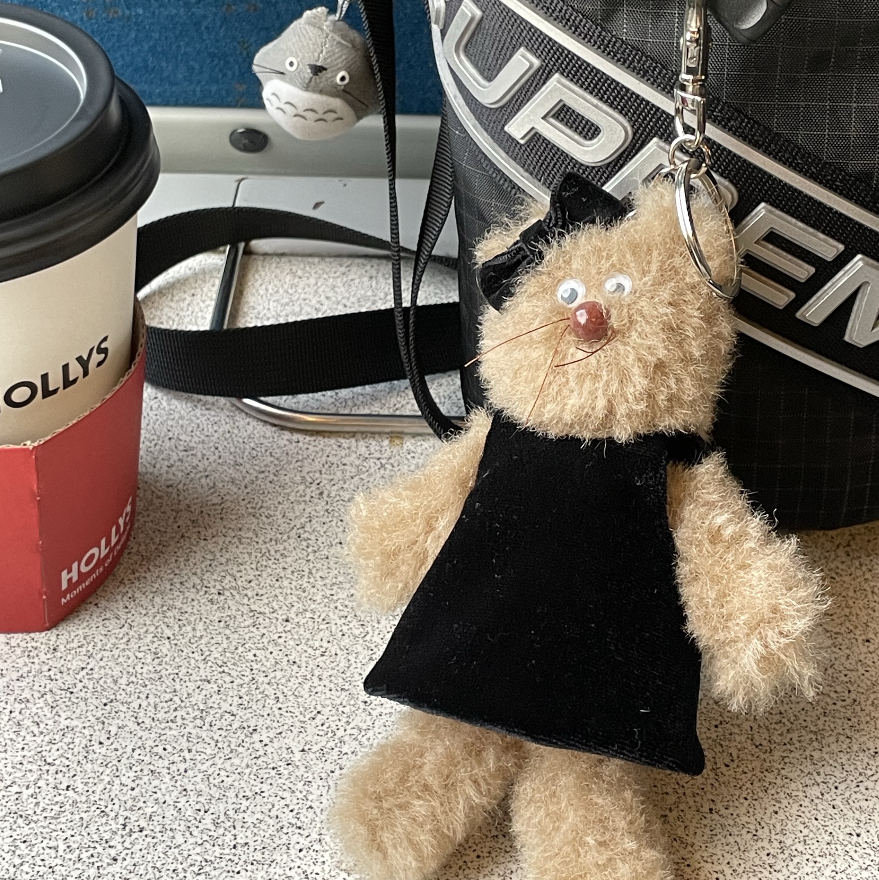Supreme Small Cinch Pouch Black - 23FW, Monamhee x STU Coco Brown 착용 스타일