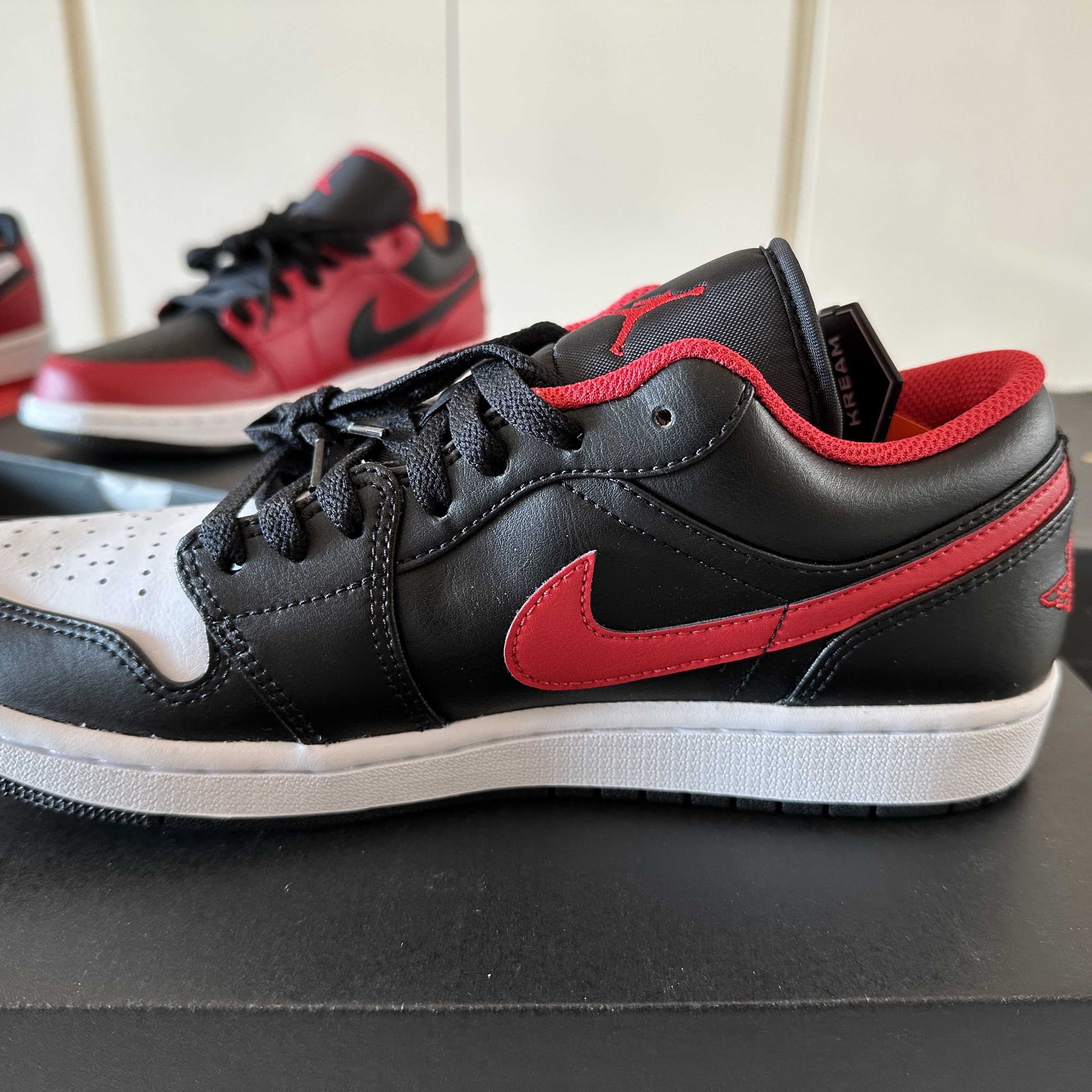 Jordan 1 Low Black Fire Red 착용 스타일 - 2