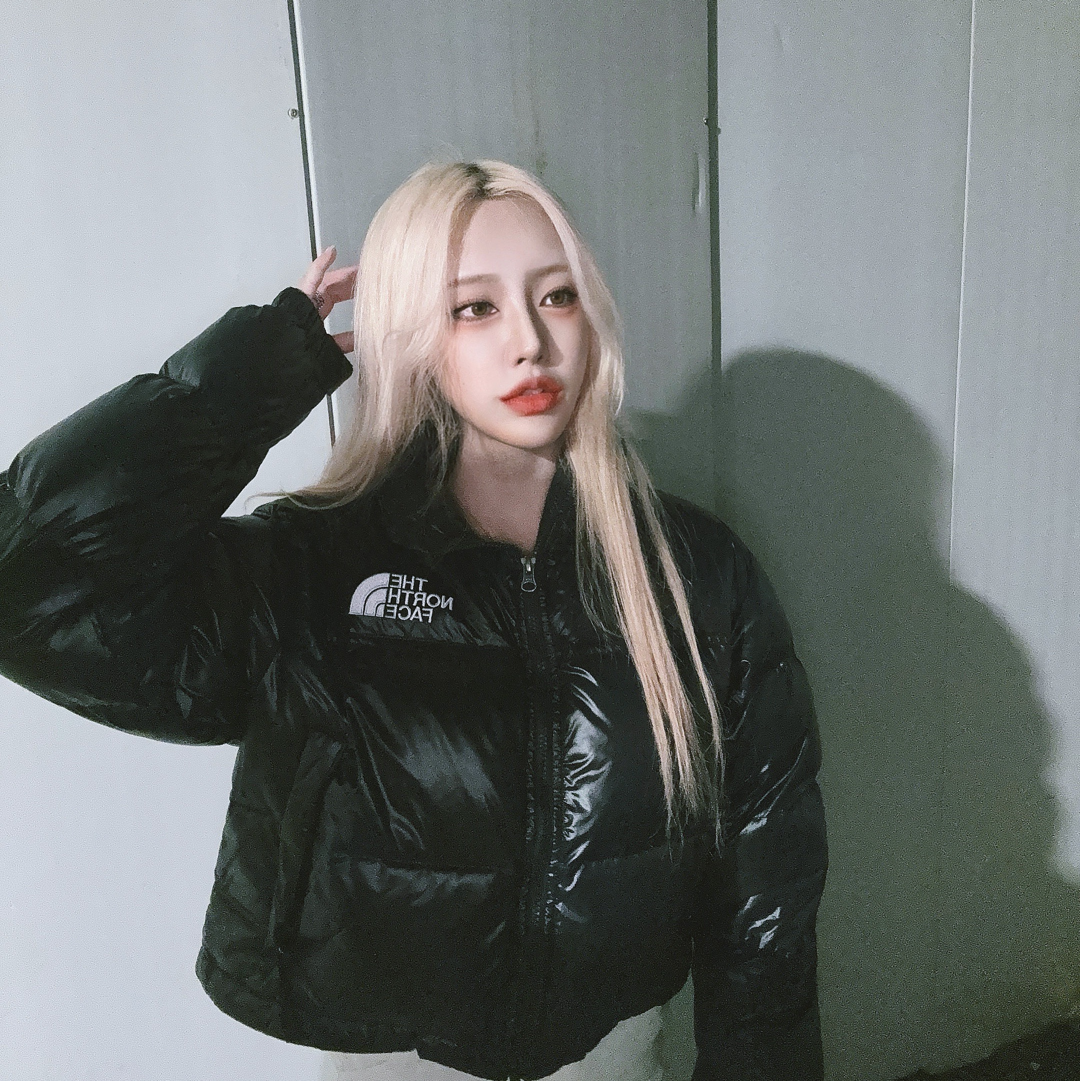(W) The North Face Nuptse Short Jacket TNF Black 착용 스타일 - 2