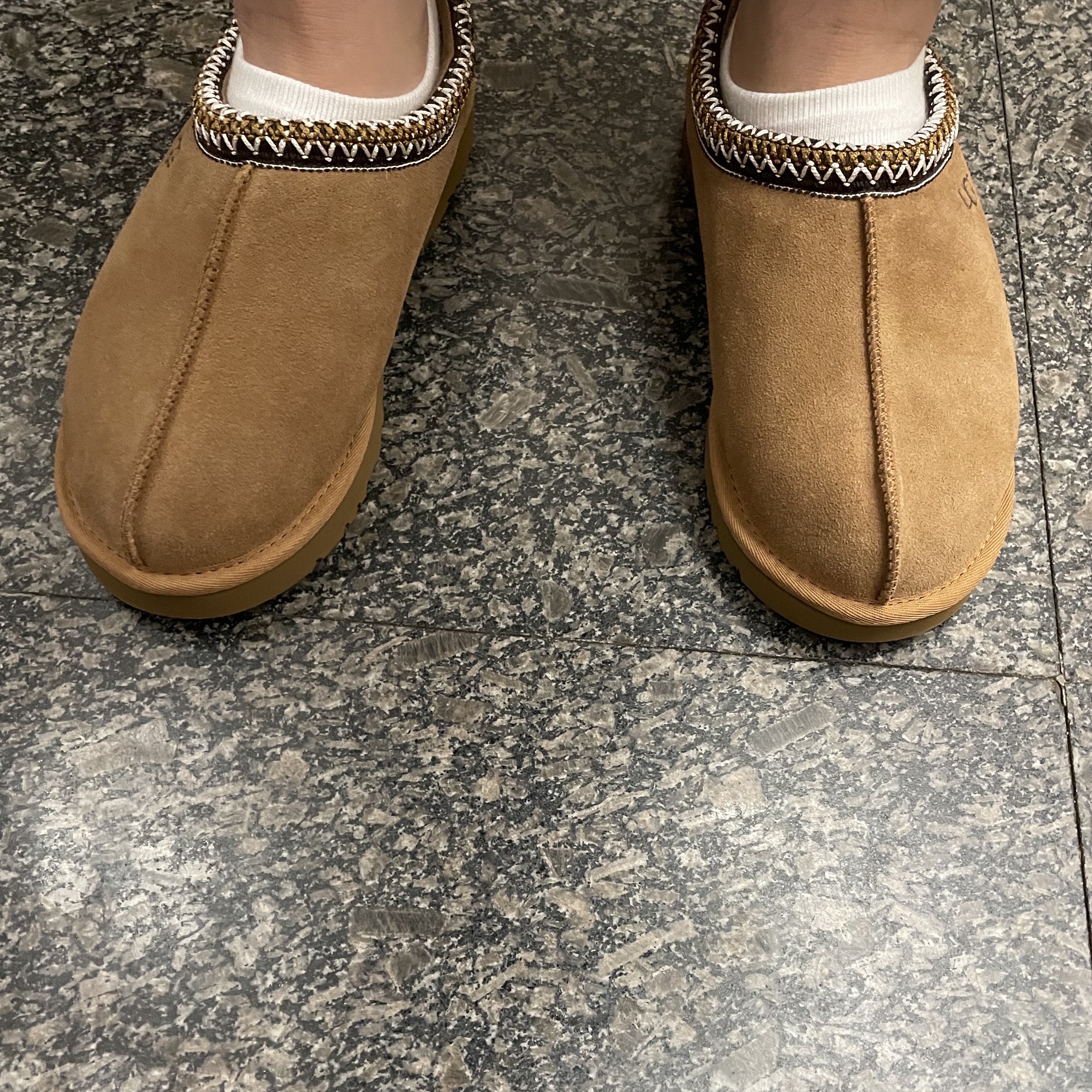 UGG Tasman Slipper Chestnut 착용 스타일