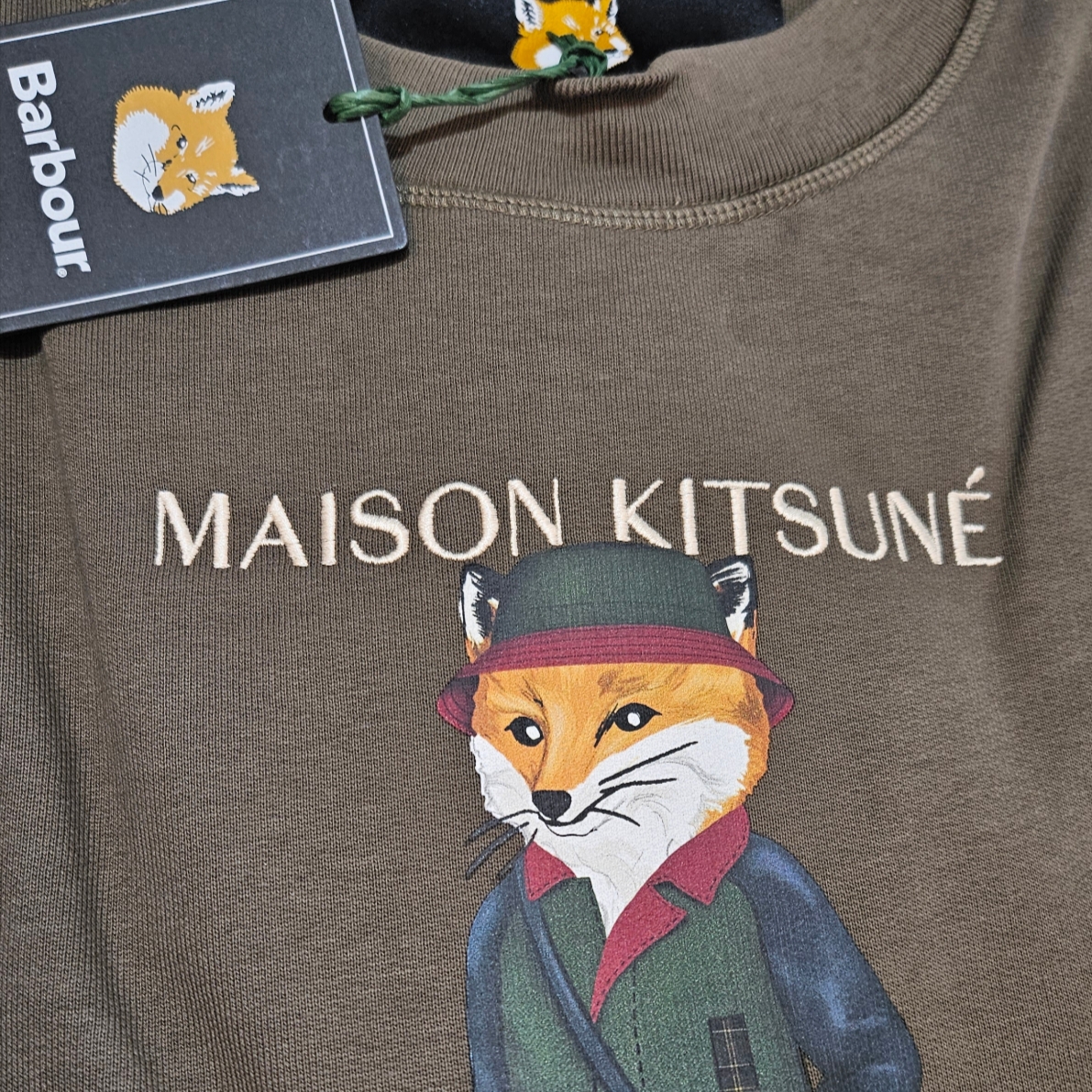 Barbour x Maison Kitsune Beaufort Fox Crewneck Green, Barbour x Maison Kitsune Beaufort Fox Crewneck Black 착용 스타일 - 1