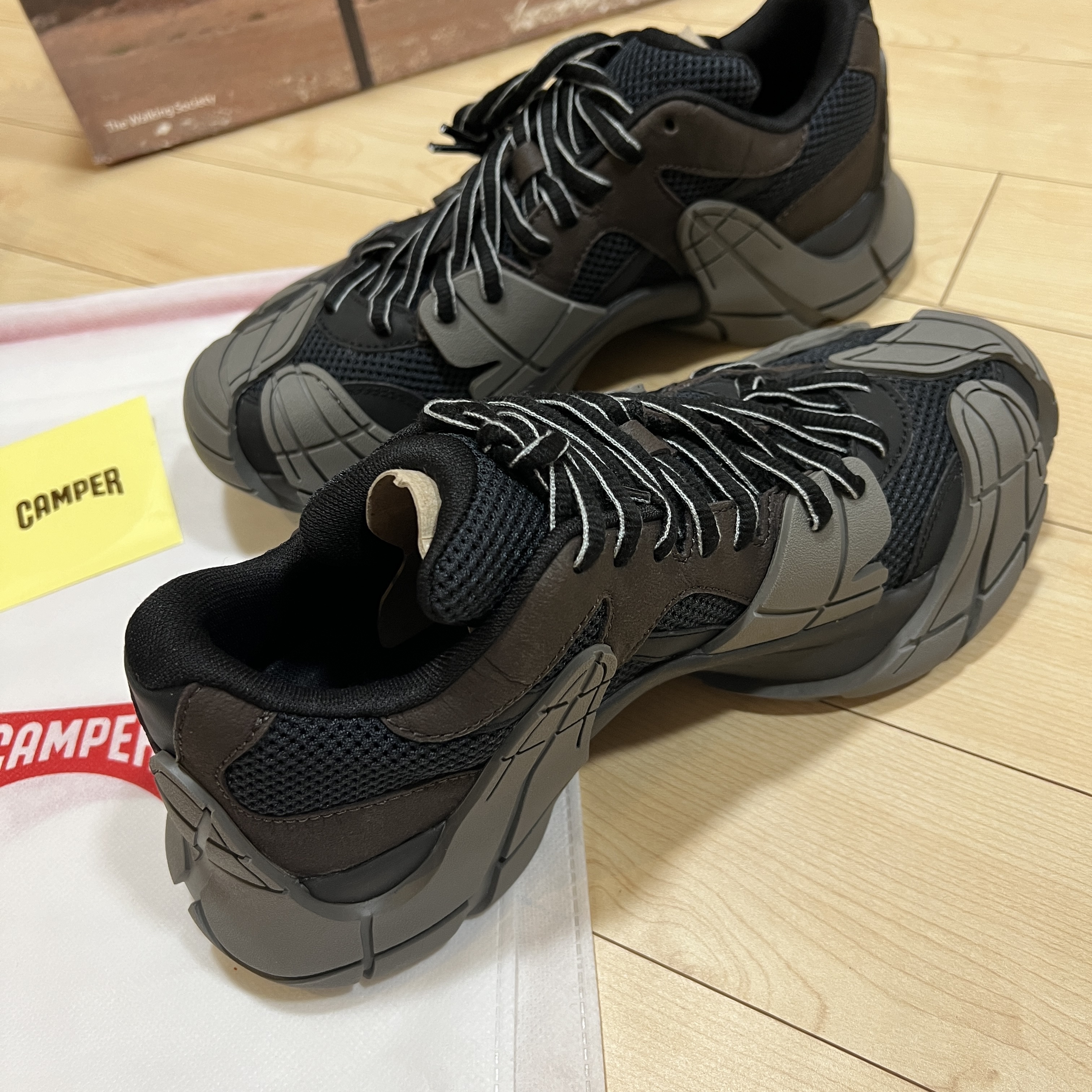 Camper Tormenta Black Gray 착용 스타일 - 2