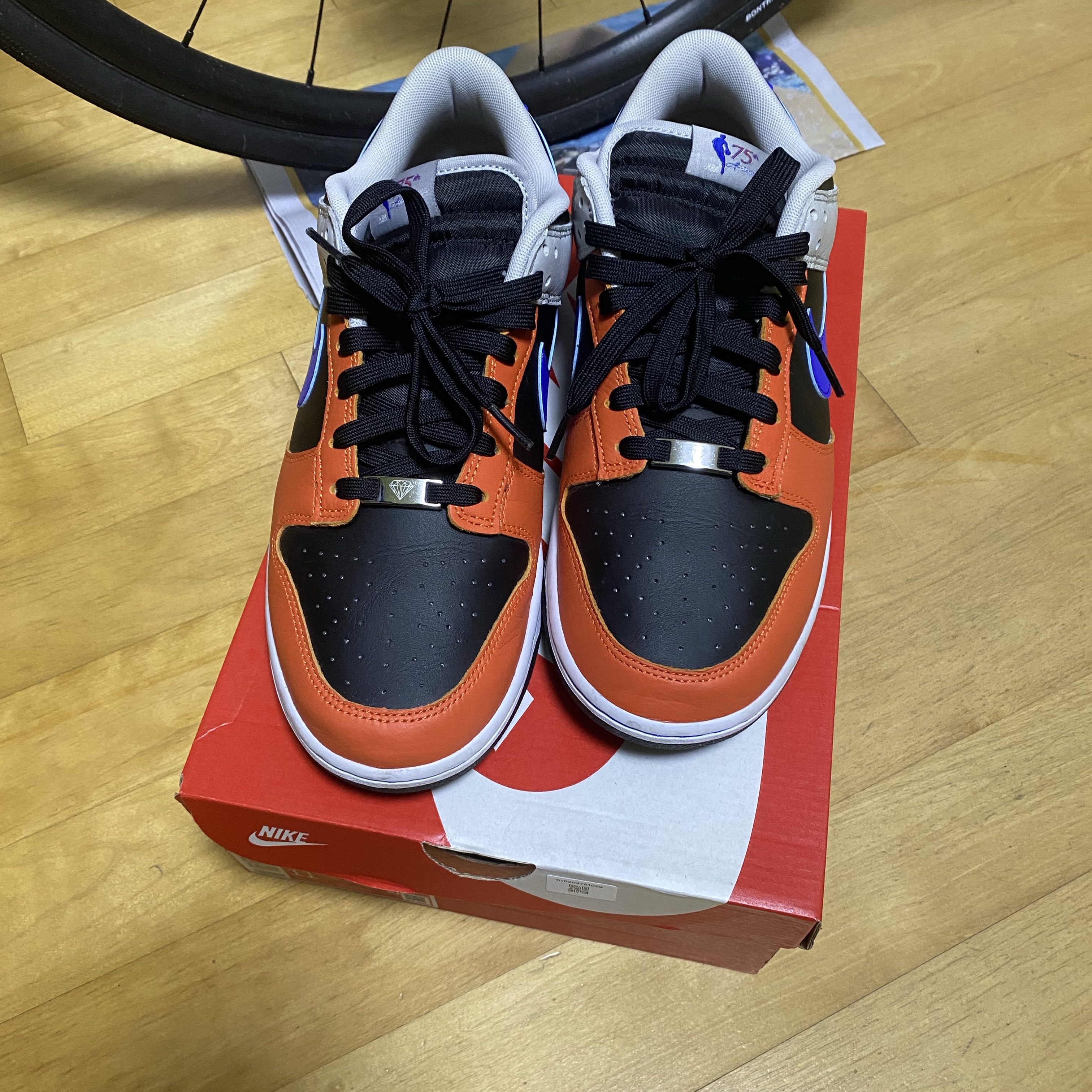 Nike x NBA Dunk Low Retro EMB Racer Blue and Orange 착용 스타일 - 1